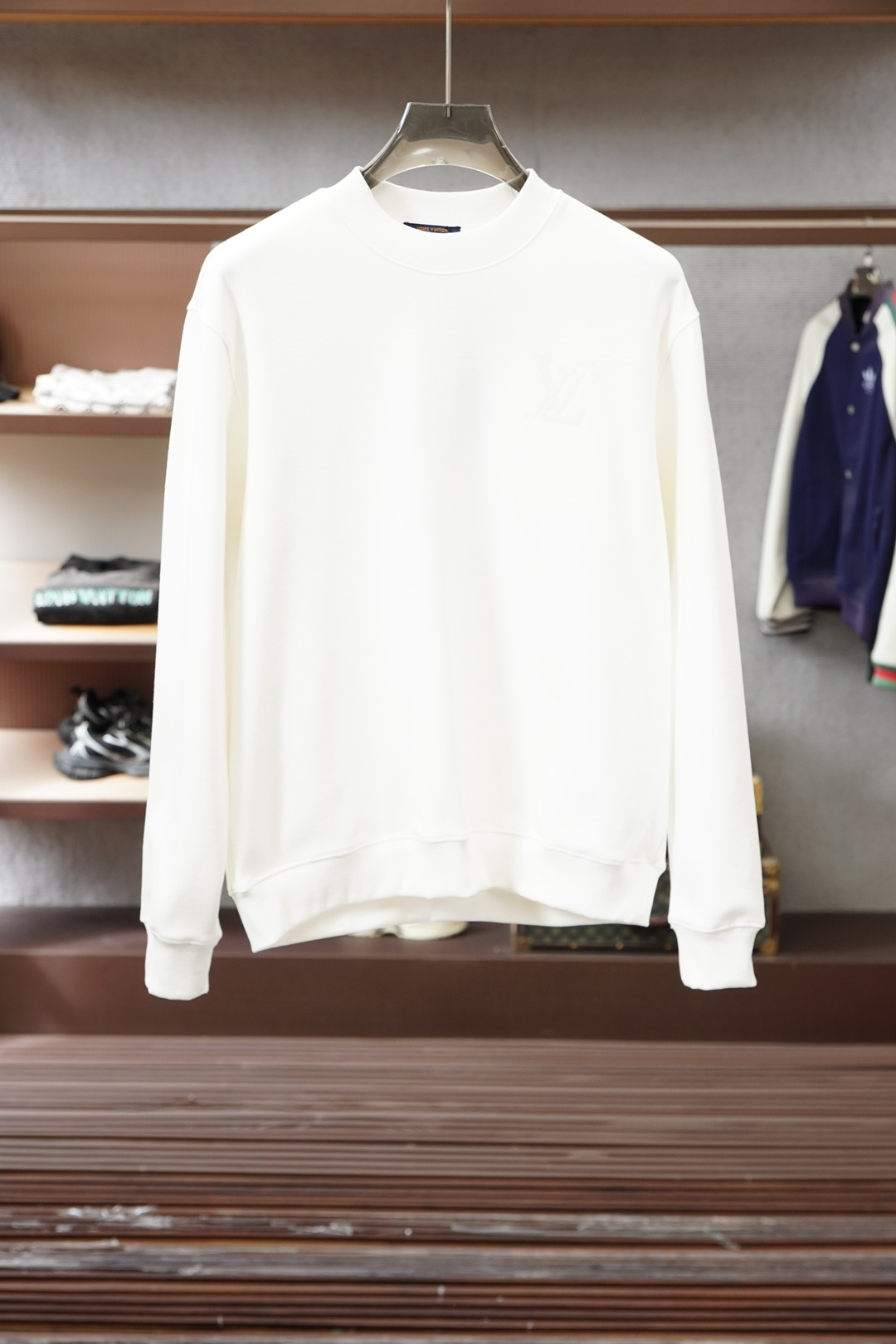 NO:690943,Lv, 2025 Autumn and Winter New Style 12025 Autumn and Winter New Style Plush Sweater - This sweatshirt is knitted with pure cotton and has Logo 2025 on the chest.  Autumn and winter show fashion, can be used for various shapes, imported air cotton is comfortable and soft, suitable for loose-fitting round necks in autumn and winter. This type of sweatshirt is loose and comfortable, very comfortable to wear, and can also show a casual sense of fashion. Logo printing on the chest highlights the brand charm, M-3XL.,, louis vuitton, hoodie, sweatshirts,19860909Lv,2025秋冬新款 12025秋冬新款加绒卫衣-本款卫衣衫以素净棉质针织,胸前Logo2025 秋冬秀场风尚,可为各式造型,进口空气棉舒适柔软细呢,适合秋冬季节宽松版型的圆领,这种版型的卫衣宽松舒适,穿着非常自在,同时也能够展现出随性的时尚感.胸前Logo印花彰显品牌魅力、M-3XL.,,louis vuitton,hoodie,sweatshirts,,Men's clothing