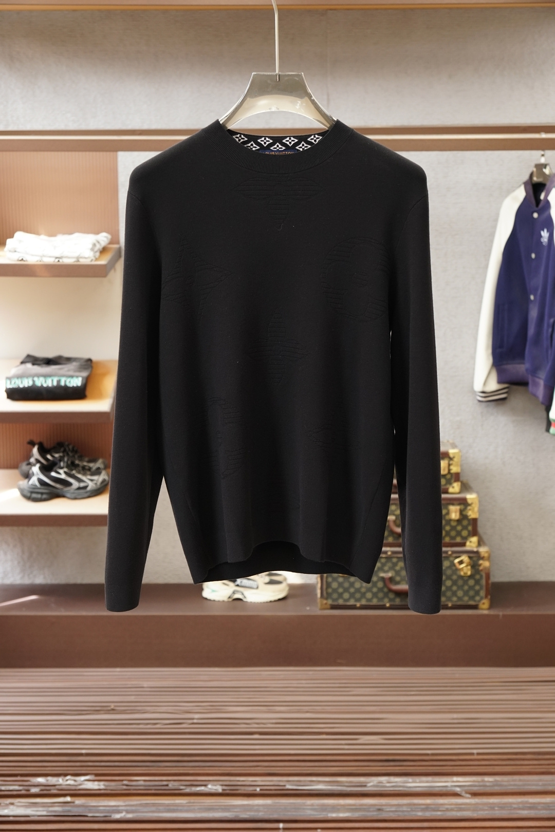 NO:624996,LV Louis Vuitton/2025 new autumn and winter sweater, imported wool and cashmere weaving gives the fabric a soft texture, supplemented by the hookweave weaving technique (a 3D three-dimensional weaving method) to present a hollow three-dimensional feel, which also enhances the deformation stability and wearing comfort of the fabric in humid and cold environments. The addition of Assute natural reactive dyeing design makes the overall style present a natural and fashionable taste, M-3XL,,, louis vuitton, louis  vuitton,sweaters,alexander wang19860909Lv 路易威登/2025秋冬新款毛衣,进口羊毛加羊绒织造赋予织物柔软质感,辅以HookWeave 勾针结构的织造手法（一种3D立体织法）呈现出中空立体手感,也增强织物在潮湿与寒冷环境下的形变稳定性和穿着舒适性,加入阿苏特天然活性染色设计使其整体款式呈现自然时尚味道,M-3XL,,,louis vuitton,louis vuitton,sweaters,alexander wang,Men's clothing