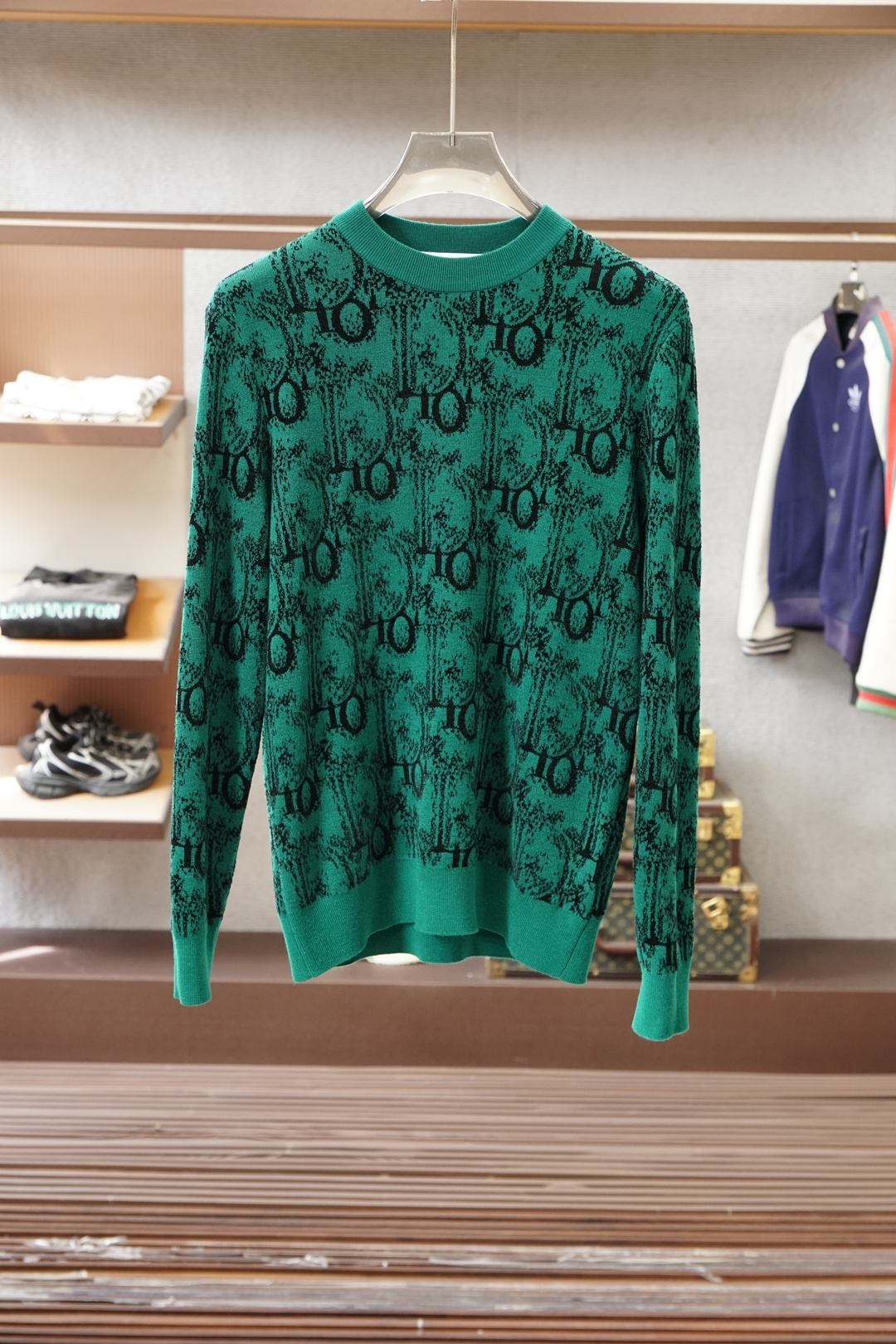 NO:624983,Dior Dior/2025 new autumn and winter sweaters, imported wool and cashmere weaving give the fabric a soft texture, supplemented by the HookWeave weaving technique (a 3D three-dimensional weaving method) to present a hollow three-dimensional feel, which also enhances the deformation stability and wearing comfort of the fabric in humid and cold environments. The addition of Assut natural reactive dyeing design makes the overall style present a natural and fashionable taste, M-3XL,,, dior, dior, sweaters, alexander wang19860909Dior迪奥/2025秋冬新款毛衣,进口羊毛加羊绒织造赋予织物柔软质感,辅以HookWeave 勾针结构的织造手法（一种3D立体织法）呈现出中空立体手感,也增强织物在潮湿与寒冷环境下的形变稳定性和穿着舒适性,加入阿苏特天然活性染色设计使其整体款式呈现自然时尚味道,M-3XL,,,dior,dior,sweaters,alexander wang,Men's clothing