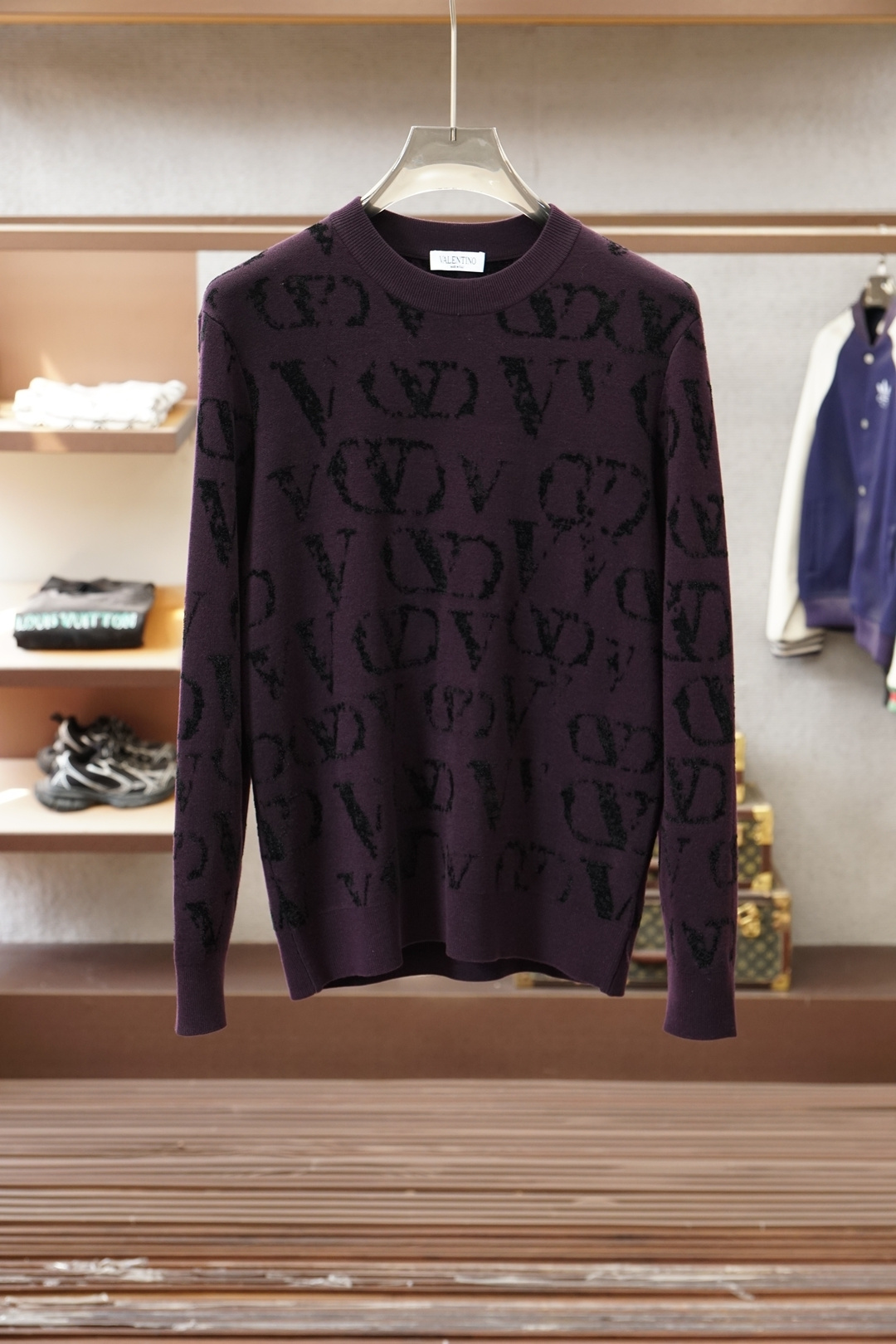 NO:624999,Valentino - 2025 new autumn and winter sweaters, imported wool and cashmere weaving give the fabric a soft texture, supplemented by the HookWeave weaving method (a 3D three-dimensional weaving method) to present a hollow three-dimensional feel, which also enhances the deformation stability and wearing comfort of the fabric in humid and cold environments. The addition of Assute natural reactive dyeing design makes the overall style present a natural and fashionable taste, M-3XL,,,valentino,sweaters,alexander wang19860909华伦天奴-2025秋冬新款毛衣,进口羊毛加羊绒织造赋予织物柔软质感,辅以HookWeave 勾针结构的织造手法（一种3D立体织法）呈现出中空立体手感,也增强织物在潮湿与寒冷环境下的形变稳定性和穿着舒适性,加入阿苏特天然活性染色设计使其整体款式呈现自然时尚味道,M-3XL,,,valentino,sweaters,alexander wang,Men's clothing