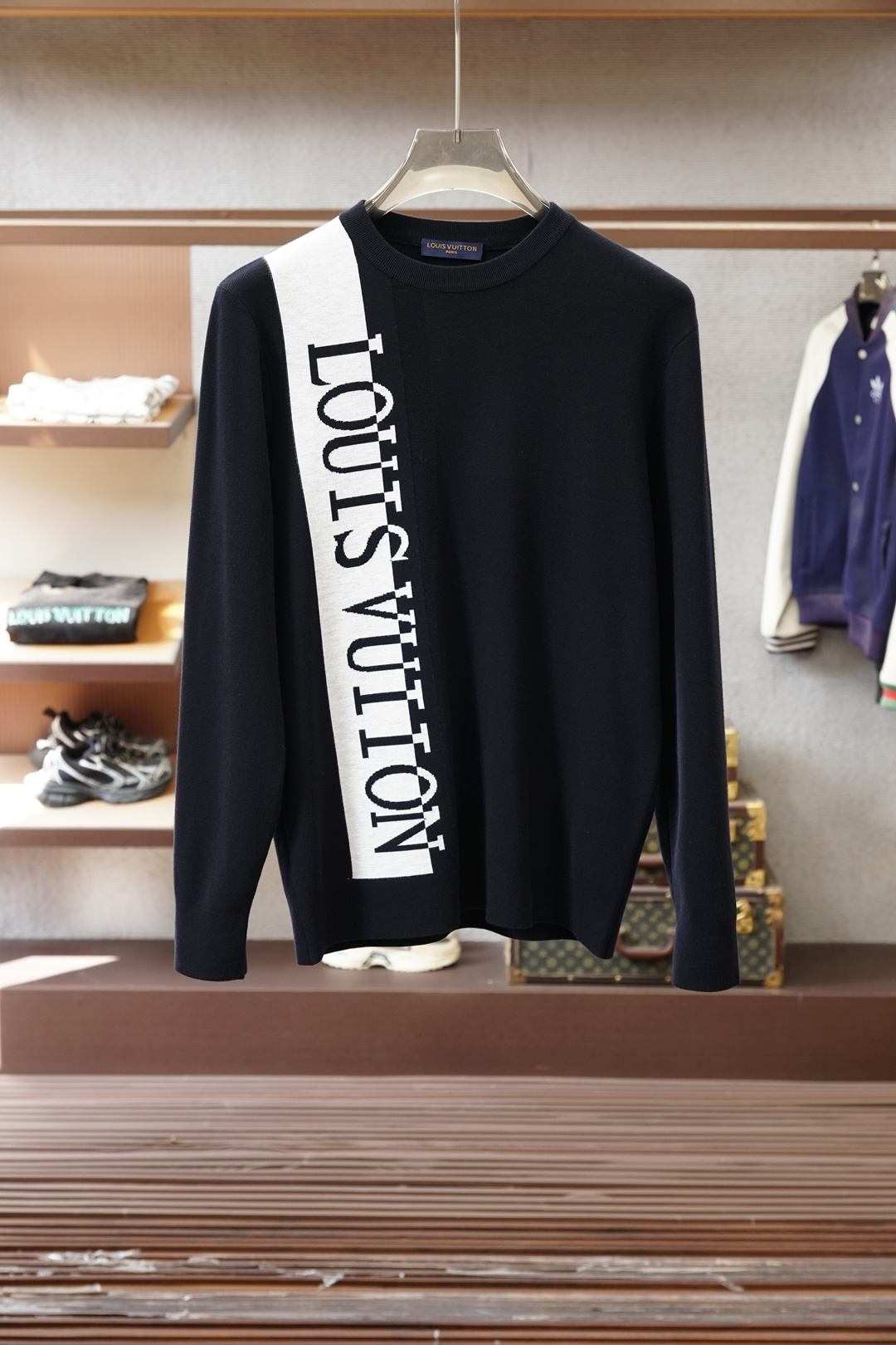 NO:624988,LV Louis Vuitton - 2025 new autumn and winter sweaters, imported wool and cashmere weaving give the fabric a soft texture, supplemented by the hookweave weaving technique (a 3D three-dimensional weaving method) to present a hollow three-dimensional feel, which also enhances the deformation stability and wearing comfort of the fabric in humid and cold environments. The addition of Assute natural reactive dyeing design makes the overall style present a natural and fashionable taste, M-3XL,,, louis vuitton, louis  vuitton,sweaters,alexander wang19860909LV 路易威登-2025秋冬新款毛衣,进口羊毛加羊绒织造赋予织物柔软质感,辅以HookWeave 勾针结构的织造手法（一种3D立体织法）呈现出中空立体手感,也增强织物在潮湿与寒冷环境下的形变稳定性和穿着舒适性,加入阿苏特天然活性染色设计使其整体款式呈现自然时尚味道,M-3XL,,,louis vuitton,louis vuitton,sweaters,alexander wang,Men's clothing