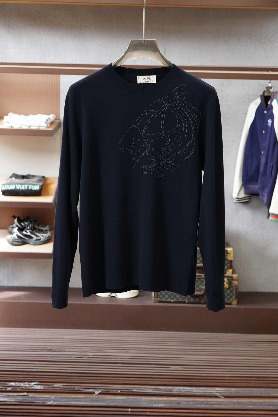 NO:624992,Hermes - Hermes, 2025 new autumn and winter sweaters, imported wool and cashmere weaving give the fabric a soft texture, supplemented by the HookWeave weaving method (a 3D three-dimensional weaving method) to present a hollow three-dimensional feel, which also enhances the deformation stability and wearing comfort of the fabric in humid and cold environments. The addition of Assute natural reactive dyeing design makes the overall style present a natural and fashionable taste, M-3XL,,,hermes,hermes,sweaters,alexander  wang19860909爱马仕- Hermes,2025秋冬新款毛衣,进口羊毛加羊绒织造赋予织物柔软质感,辅以HookWeave 勾针结构的织造手法（一种3D立体织法）呈现出中空立体手感,也增强织物在潮湿与寒冷环境下的形变稳定性和穿着舒适性,加入阿苏特天然活性染色设计使其整体款式呈现自然时尚味道,M-3XL,,,hermes,hermes,sweaters,alexander wang,Men's clothing