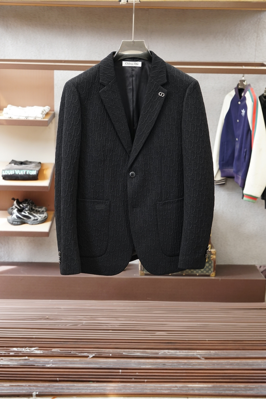 NO:625025,One of the main products of Dior Dior/2025 autumn and winter suits, the star suit wool fabric is designed with a low-key luxury style, top-notch fabrics and workmanship, showing a unique style. Size 48-56. Color black, dior, dior, alexander wang19860909Dior迪奥/2025秋冬西服主打产品之一,星这个品牌西服羊毛面料设计出一种低调的奢华的风格,顶级的面料和做工,展现出独一无二的风采 码数48-56 颜色黑色,,dior,dior,alexander wang,Men's clothing