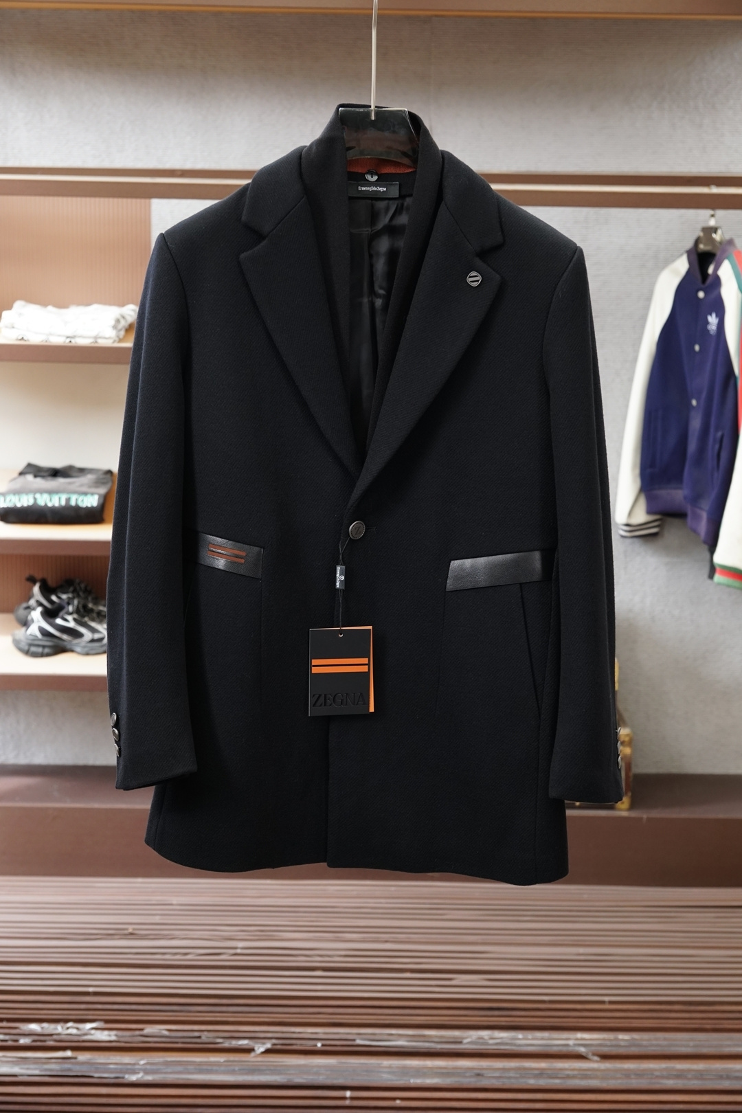 NO:625019,Ermenegildo Zegna/25 Autumn and Winter Jacket, men's business mid-length suit genuine leather wool jacket. Available simultaneously on the official website. Thickened wool material, stronger warmth, stronger texture, strong wearability and unique style. Material, light, tough and smooth texture!  Fashionable retro style!  The dazzling performance is mainly due to the perfect integration between the design and modern people's lifestyle. Not only the fabrics, colors and styles, but also the life philosophy behind the design coincides with the dual mentality of modern people pursuing practicality and fashionable beauty, achieving a perfect balance between functionality and aesthetics!  It is not only a display of fashion trends, but also a representative of modern aesthetics to satisfy your infinite wear challenges!  Size M-3XL Color black,,zegna,jackets & coats,alexander wang19860909杰尼亚/25秋冬外套,男士商务中长款西服真皮羊毛外套.官网同步发售.加厚羊毛材质,保暖性更强,质感更强,实穿性强 风格独特.材质,质感轻薄硬朗光滑！时尚复古风格浓郁！ 亮眼的表现主要归功于设计与现代人生活形态水乳相融,不仅在布料,颜色与款式功夫,其设计背后的生活哲学正巧契合现代人追求切身实用与流行美观的双重心态,在机能与美学之前取得完美平衡！不单单是时尚潮流的展现,更是现代美学的代表满足你的无限穿搭考验！尺码M-3XL 颜色黑色,,zegna,jackets & coats,alexander wang,Men's clothing