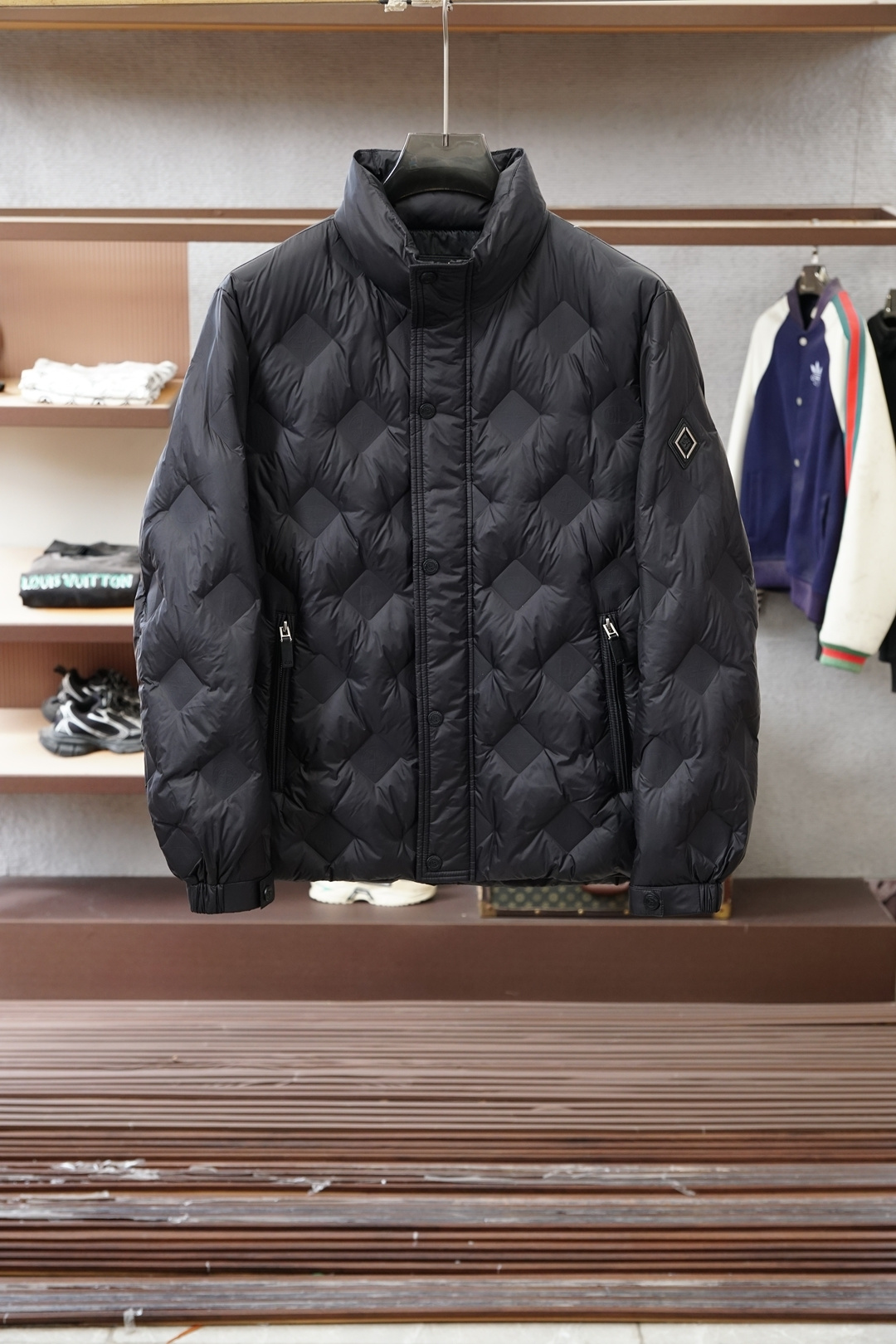 NO:625050,Dior - 2025 new autumn and winter products | Down jacket | Shows fashionable style. It does not follow the conventional design sense. The main body is made of imported fabric blends, and environmentally friendly printing and dyeing are more solid and the color and luster are high-end. The front and rear bodies are filled with large horizontal stripes and filled with 9010 white duck down. It is full and three-dimensional, meeting the needs of warm travel in autumn and winter.  The classic slightly wide cut and stand-up collar design create fashionable and high-end visual lines. The detailed three-dimensional triangle logo and zipper pockets make it easy to mix and match whether it is street style or fashion, showing a casual yet sophisticated dressing attitude. Color Black Size M-3XL, dior, down jacket, alexander wang19860909迪奥-2025 秋冬季新品｜羽绒服｜展现时尚风格  不据常规的设计感,大身采用进口面料混纺,环保印染更牢固色泽光感高级.前后身大幅横纹充绒工艺,9010白鸭绒填充,饱满立体,满足秋冬季保暖出行需求.  经典微阔裁剪,立领设计打造流行高级视觉线条.细节立体三角徽标,拉链口袋,无论是街头风格还是时装混搭,皆游刃有余,展现随性却不失精致的穿搭态度. 颜色黑色 尺码M-3XL,,dior,down jacket,alexander wang,Men's clothing