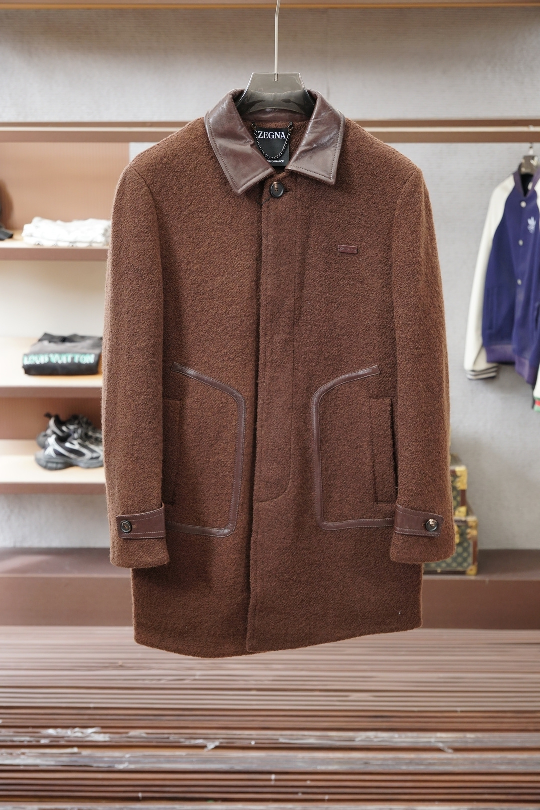 NO:625021,Ermenegildo Zegna/25 Autumn and Winter Jacket, men's business mid-length suit genuine leather wool down jacket, sold simultaneously on the official website. Thickened wool material, stronger warmth, stronger texture, strong wearability and unique style. Material, light, tough and smooth texture!  Fashionable retro style!  The dazzling performance is mainly due to the perfect integration between the design and modern people's lifestyle. Not only the fabrics, colors and styles, but also the life philosophy behind the design coincides with the dual mentality of modern people pursuing practicality and fashionable beauty, achieving a perfect balance between functionality and aesthetics!  It is not only a display of fashion trends, but also a representative of modern aesthetics to satisfy your infinite wear challenges!  Size M-3XL Color black,,zegna,jackets & coats,down jacket,alexander wang19860909杰尼亚/25秋冬外套,男士商务中长款西服真皮羊毛羽绒服外套,官网同步发售.加厚羊毛材质,保暖性更强,质感更强,实穿性强 风格独特.材质,质感轻薄硬朗光滑！时尚复古风格浓郁！ 亮眼的表现主要归功于设计与现代人生活形态水乳相融,不仅在布料,颜色与款式功夫,其设计背后的生活哲学正巧契合现代人追求切身实用与流行美观的双重心态,在机能与美学之前取得完美平衡！不单单是时尚潮流的展现,更是现代美学的代表满足你的无限穿搭考验！尺码M-3XL 颜色黑色,,zegna,jackets & coats,down jacket,alexander wang,Men's clothing