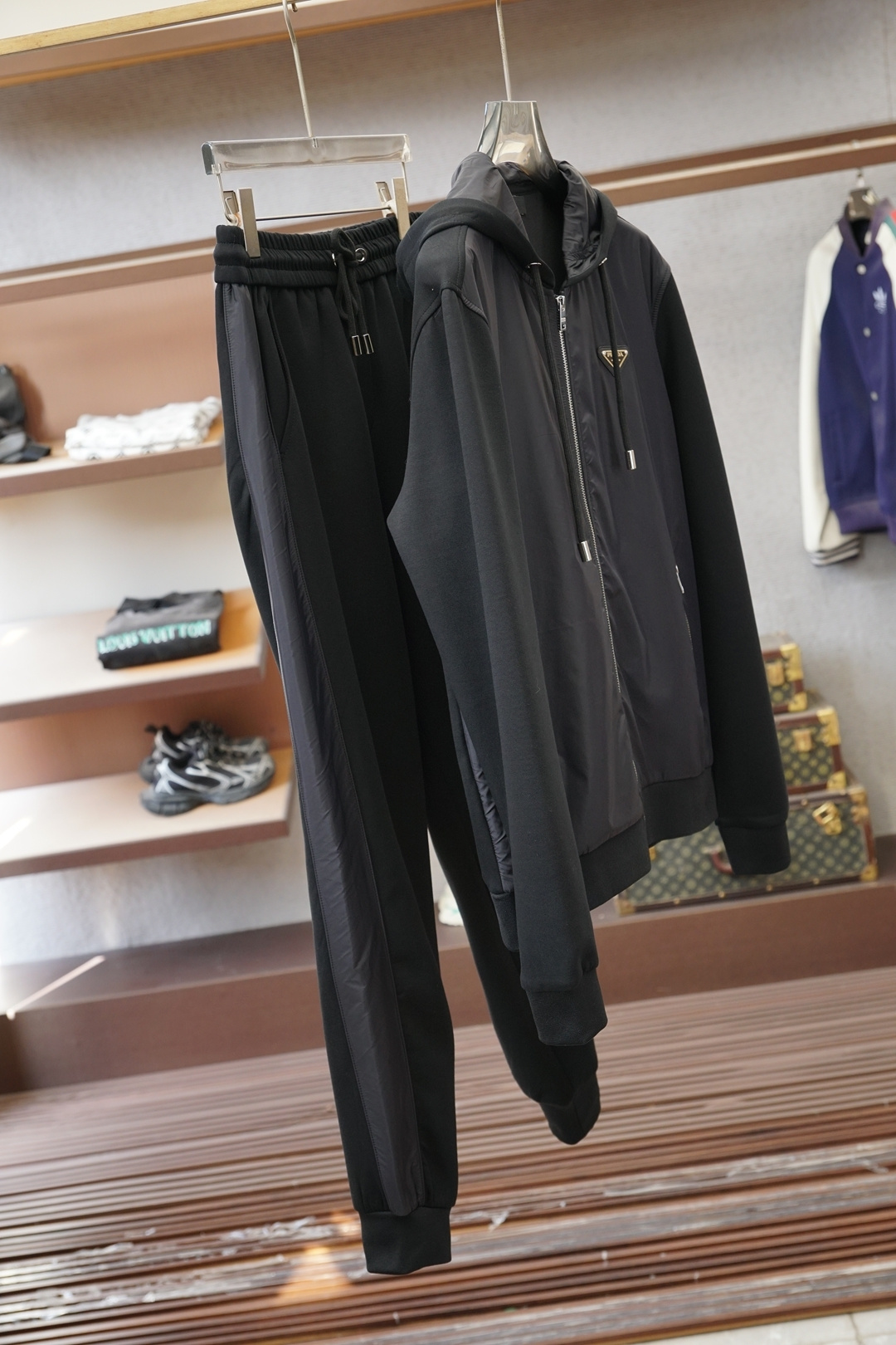 NO:625041,Prada - 2025 autumn and winter new suit, custom-woven worsted jade cotton velvet fabric, a new type of fabric mainly promoted by big-name men's clothing this year, the upper body is comfortable and soft, does not cause static electricity, and is tall and stylish. Color black, size M-3xlq,, prada, prada, alexander wang19860909Prada普拉达-2025年秋冬新品套装,客供定织精纺玉棉绒面料,今年大牌男装主推的一款新型面料,上身舒适柔软,不起静电,挺拓有型.颜色黑尺码M-3xlq,,prada,prada,alexander wang,Men's clothing