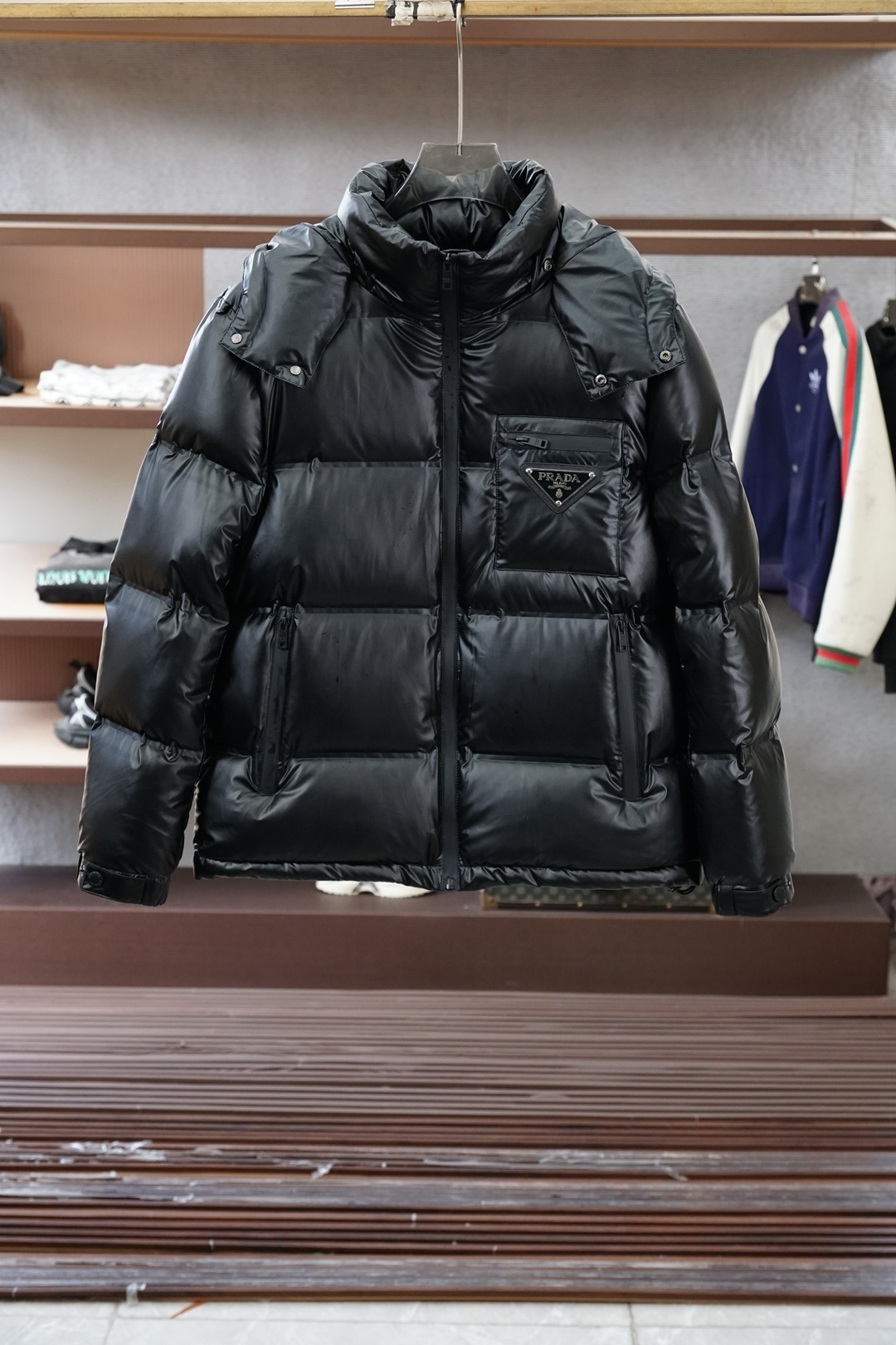 NO:625053,Prada - 2025 Autumn and Winter New Products | Down Jacket | Shows fashionable style. It does not follow the conventional design sense. The main body is made of imported fabric blends, and environmentally friendly printing and dyeing are more solid. The color and luster are high-end. The front and rear bodies are filled with large horizontal stripes and filled with 9010 white duck down. It is full and three-dimensional, meeting the needs of warm travel in autumn and winter.  The classic slightly wide cut and stand-up collar design create fashionable and high-end visual lines. The detailed three-dimensional triangle logo and zipper pockets make it easy to mix and match whether it is street style or fashion, showing a casual yet sophisticated dressing attitude. Color Black Size M-3XL, prada, down jacket, alexander wang19860909普拉达-2025 秋冬季新品｜羽绒服｜展现时尚风格  不据常规的设计感,大身采用进口面料混纺,环保印染更牢固色泽光感高级.前后身大幅横纹充绒工艺,9010白鸭绒填充,饱满立体,满足秋冬季保暖出行需求.  经典微阔裁剪,立领设计打造流行高级视觉线条.细节立体三角徽标,拉链口袋,无论是街头风格还是时装混搭,皆游刃有余,展现随性却不失精致的穿搭态度. 颜色黑色 尺码M-3XL,,prada,down jacket,alexander wang,Men's clothing