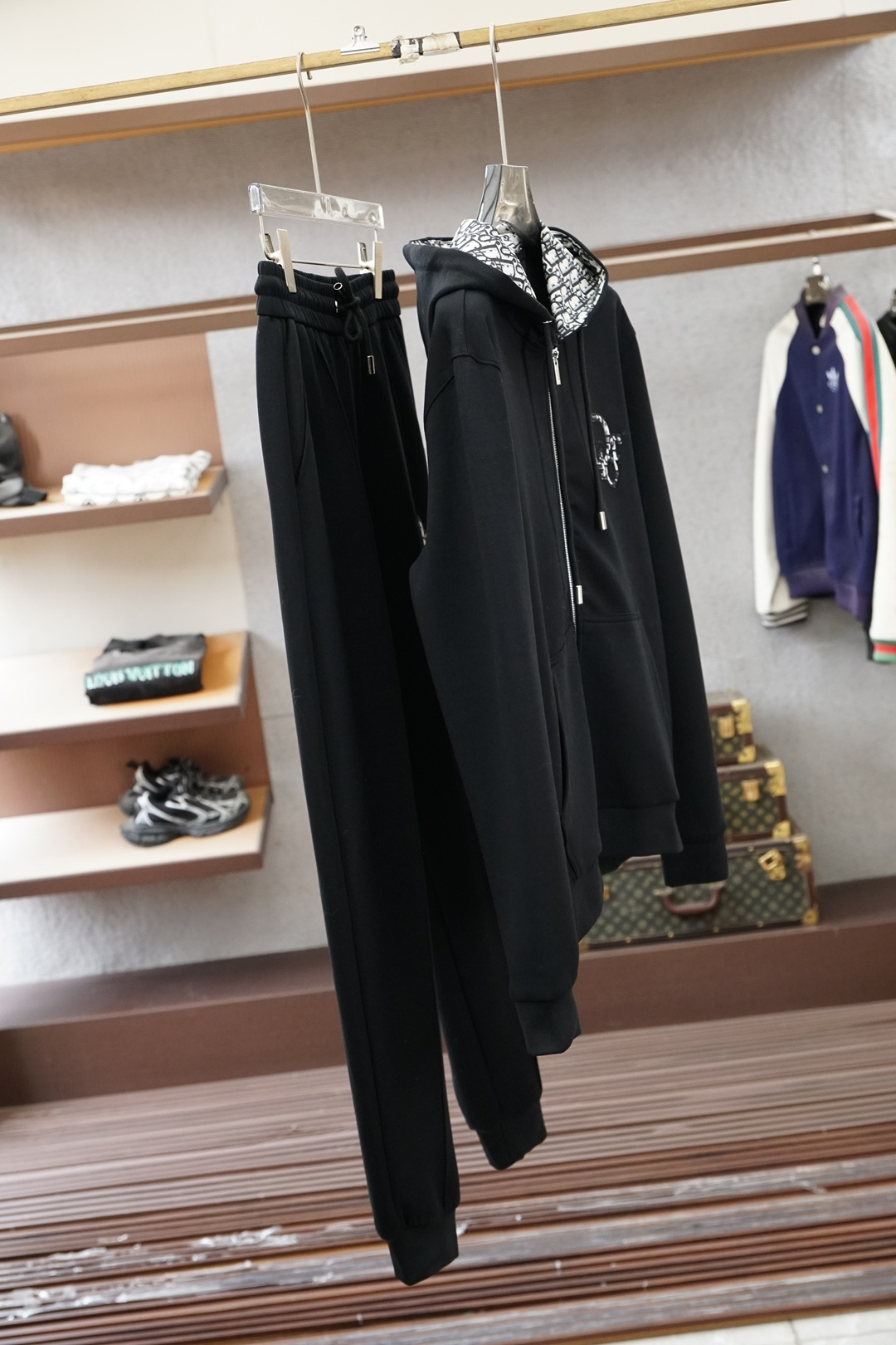 NO:625038,Dior Dior - 2025 autumn and winter new suit, custom-woven worsted jade cotton velvet fabric, a new type of fabric mainly promoted by big-name men's clothing this year, the upper body is comfortable and soft, does not cause static electricity, and is tall and stylish. Color black, size M-3xlq,, dior, dior, alexander wang19860909Dior迪奥-2025年秋冬新品套装,客供定织精纺玉棉绒面料,今年大牌男装主推的一款新型面料,上身舒适柔软,不起静电,挺拓有型.颜色黑尺码M-3xlq,,dior,dior,alexander wang,Men's clothing