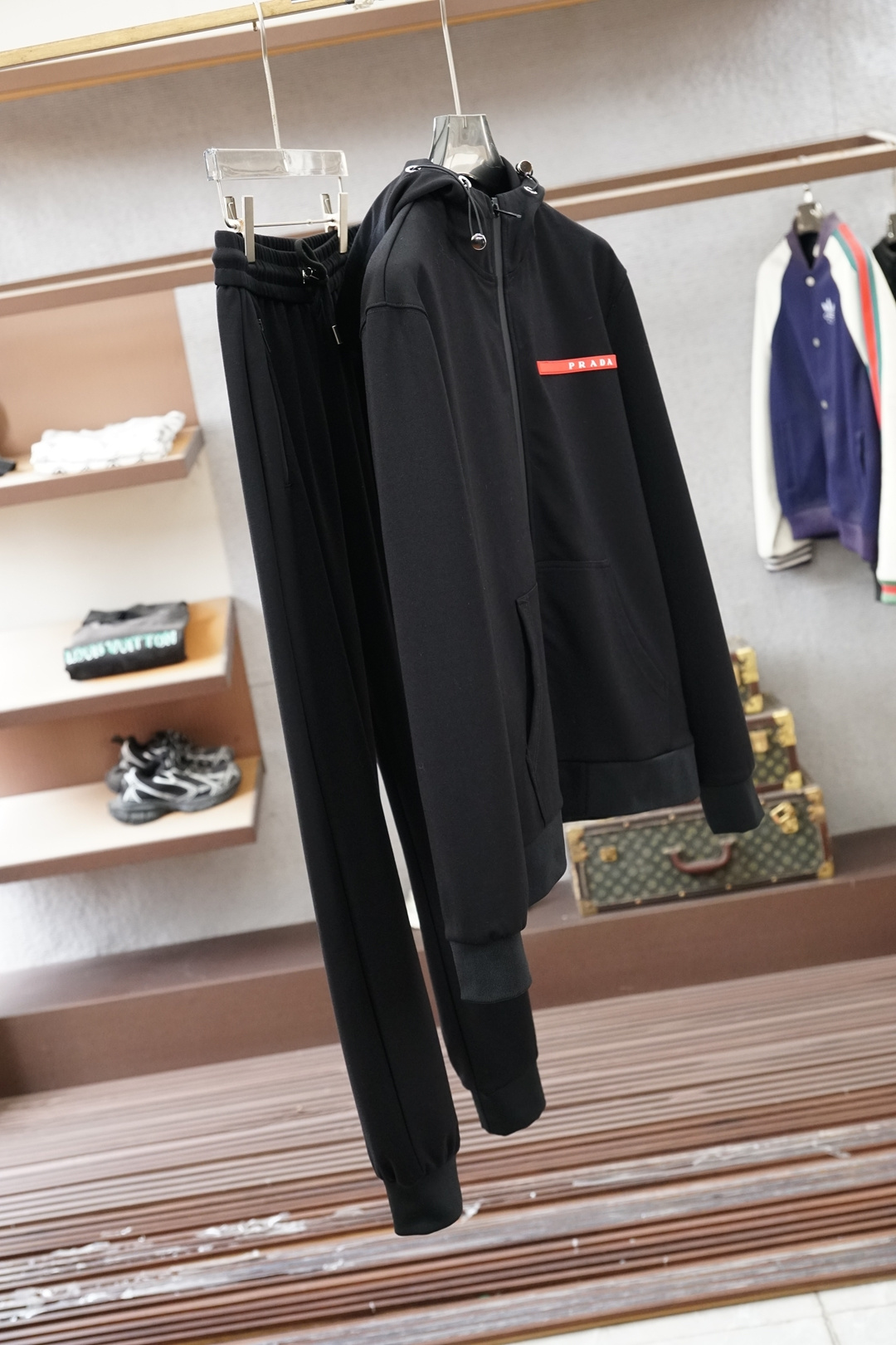 NO:625032,Prada - 2025 autumn and winter new suit, custom-woven worsted jade cotton velvet fabric, a new type of fabric mainly promoted by big-name men's clothing this year, the upper body is comfortable and soft, does not cause static electricity, and is tall and stylish. Color black, size M-3xlq,, prada, prada, alexander wang19860909Prada普拉达-2025年秋冬新品套装,客供定织精纺玉棉绒面料,今年大牌男装主推的一款新型面料,上身舒适柔软,不起静电,挺拓有型.颜色黑尺码M-3xlq,,prada,prada,alexander wang,Men's clothing