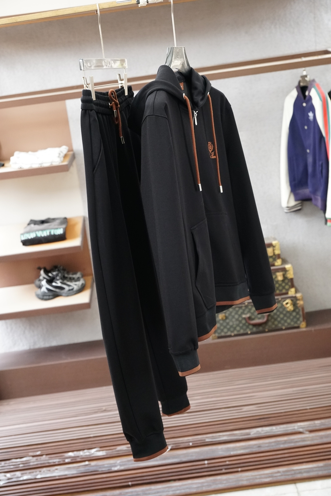 NO:625030,LP-2025 new autumn and winter suit, custom-woven worsted jade cotton velvet fabric, a new type of fabric mainly promoted by big-name men's clothing this year, the upper body is comfortable and soft, does not cause static electricity, and is tall and stylish. Color black, size M-3xlq, loro piana, alexander wang19860909LP-2025年秋冬新品套装,客供定织精纺玉棉绒面料,今年大牌男装主推的一款新型面料,上身舒适柔软,不起静电,挺拓有型.颜色黑尺码M-3xlq,,loro piana,alexander wang,Men's clothing