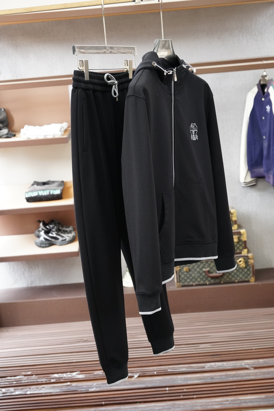 NO:625028,BC/2025 autumn and winter new suit, custom-woven worsted jade cotton velvet fabric, a new type of fabric mainly promoted by big-name men's clothing this year, the upper body is comfortable and soft, does not cause static electricity, and is tall and stylish. Color black, size M-3xlq,, alexander wang19860909BC/2025年秋冬新品套装,客供定织精纺玉棉绒面料,今年大牌男装主推的一款新型面料,上身舒适柔软,不起静电,挺拓有型.颜色黑尺码M-3xlq,,alexander wang,Men's clothing