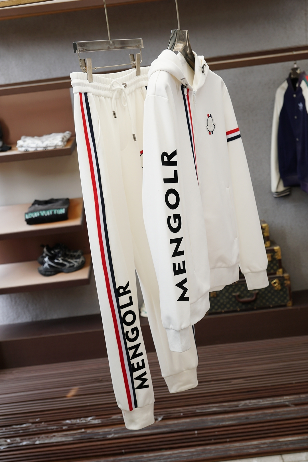 NO:625026,Mengkou/2025 new autumn and winter suit, custom-woven worsted jade cotton velvet fabric, a new type of fabric mainly promoted by big-name men's clothing this year, the upper body is comfortable and soft, does not cause static electricity, and is tall and stylish. Color, black and white, size M-3xlq,, Moncler, alexander wang19860909蒙口/2025年秋冬新品套装,客供定织精纺玉棉绒面料,今年大牌男装主推的一款新型面料,上身舒适柔软,不起静电,挺拓有型.颜色黑白尺码M-3xlq,,Moncler,alexander wang,Men's clothing