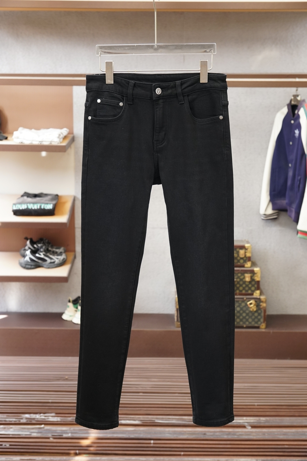NO:625022,Valentino - New style casual pants and jeans are coming for early autumn, high-end customized series. Imported high-density pure cotton with sand washing process is comfortable, soft and skin-friendly, straight and not easy to wrinkle, simple and clear, super versatile upper body effect, super fashionable and versatile, straight and stylish, a wardrobe must-have!  Suitable for any occasion 30-38 next day pickup no,,valentino,jeans,alexander wang19860909华伦天奴-新款来袭早秋新款新款休闲裤牛仔裤,高端定制系列.进口高密度纯棉加沙洗工艺舒适柔软亲肤,笔挺不易起皱,简单明了,超级百搭上身效果超级棒时尚百搭,笔挺有型,衣橱必备！适合任何场合穿着 30-38隔天取货无,,valentino,jeans,alexander wang,Men's clothing