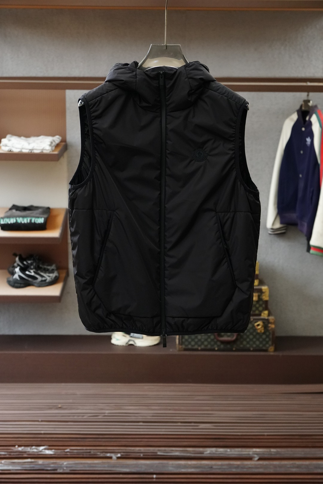 NO:644390,Prada - Prada-ss25 new autumn and winter down vest jacket. High-end customized model, one-to-one fabric workmanship and hardware at the counter, for those who like to buy authentic products. It is made of high-density fine materials supplied by customers. It is soft and skin-friendly, anti-wrinkle and upright. It has a brand letter logo and a full sense of fashion. It is suitable for a variety of styles. A jacket that is not specific to your age. The inner 90 duck down is more warm. Size M-XX  XL,,prada,prada,jackets & coats,down jacket,alexander wang19860909普拉达- Prada-ss25秋冬新款羽绒马甲外套.高端定制款,专柜一比一面料做工,五金,喜欢买正品的哥哥入,采用客供高密度精材质面料,软糯亲肤,抗皱立挺有型,品牌字母logo,满满的时尚感；适合多种穿搭风格；一款不挑年纪的外套内里90鸭绒保暖性更强.码数M-XX XL,,prada,prada,jackets & coats,down jacket,alexander wang,Men's clothing