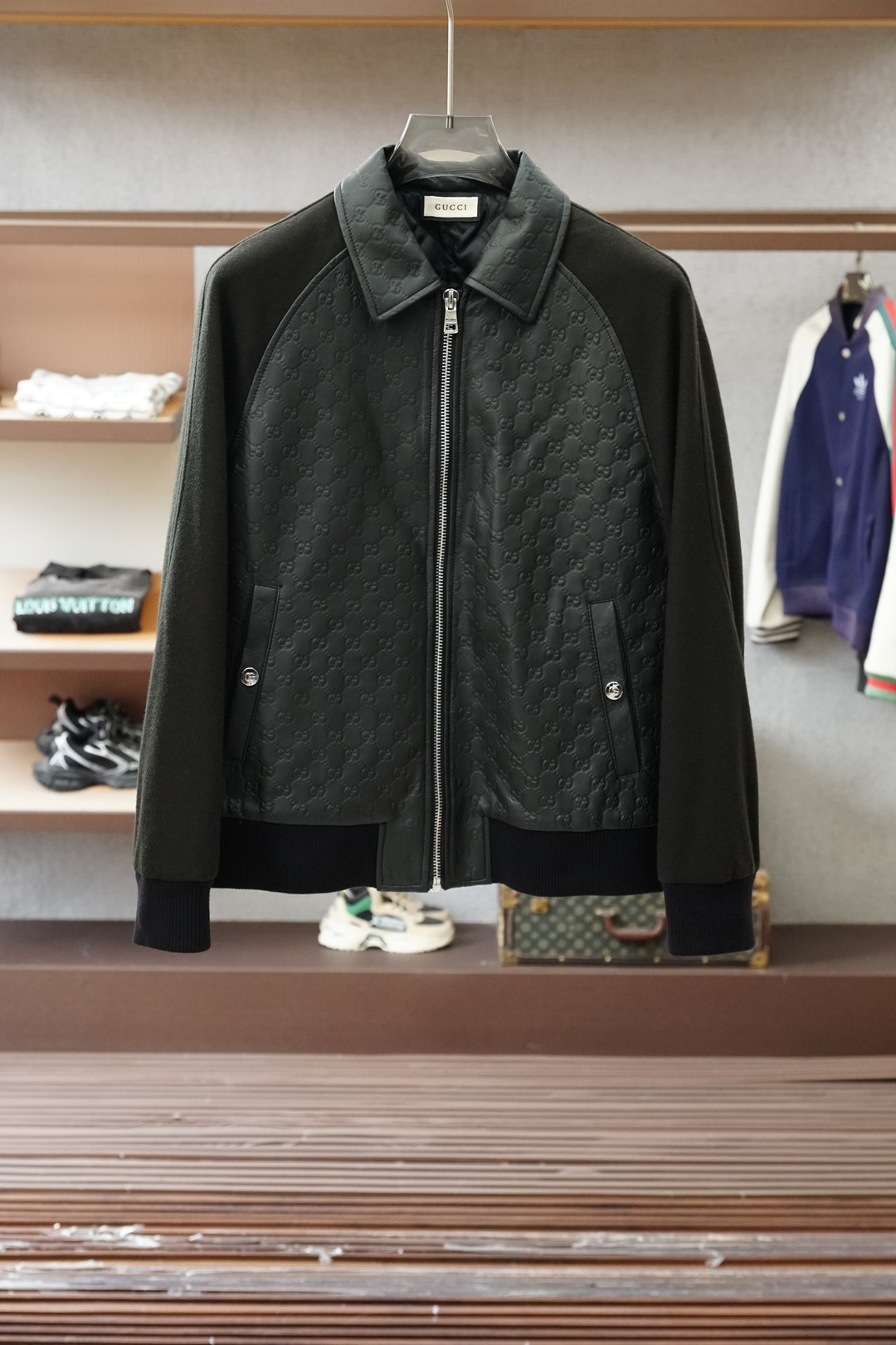 NO:644396,Gucci Gucci 2025 Autumn and Winter New Series #Autumn and Winter Series hot-selling cotton clothing, genuine leather and sheepskin stitching, wool is close to the skin, silky smooth, keeping warm while bidding farewell to the heavy, light and embracing the warm winter sun. Fully wrapped double-line design, every inch reveals the craftsman's persistence and pursuit, loose and comfortable, simple but not simple, showing the low-key elegance of Italian luxury, like advanced customization, only for the unique you. Color black  Size M-3XL,,gucci,sheepskin,alexander wang19860909Gucci古奇 2025秋冬新款系列#秋冬系列爆款棉服真皮羊皮拼接羊毛肌肤之亲,如丝般柔滑,保暖同时告别厚重,轻盈拥抱冬日暖阳.全包边双线设计,每一寸都透露着匠人的执着与追求,宽松舒适,简约而不简单,尽显意式奢华的低调优雅,如同高级定制,只为独一无二的您 颜色黑色 尺码M-3XL,,gucci,sheepskin,alexander wang,Men's clothing