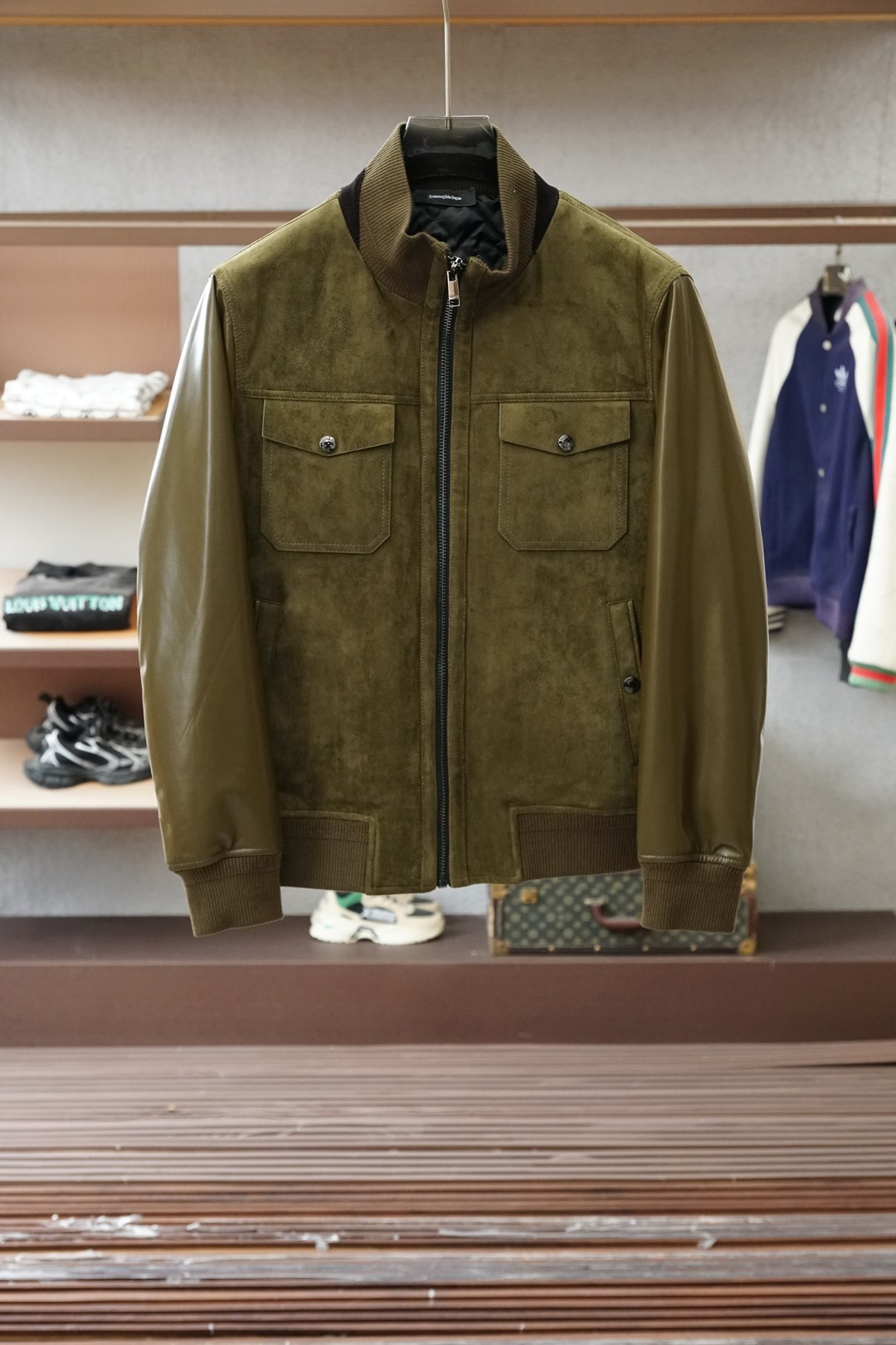 NO:644384,Ermenegildo Zegna - 2025 Autumn and Winter New Series# Autumn and winter series popular cotton clothing is close to the skin, silky smooth, keeping warm while bidding farewell to the heavy, light and embracing the warm winter sun. Fully wrapped double-line design, every inch reveals the craftsman's persistence and pursuit, loose and comfortable, simple but not simple, showing the low-key elegance of Italian luxury, like advanced customization, just for the unique you Color black blue Size M-3XL,,zegna,alexander wang19860909杰尼亚-2025秋冬新款系列#秋冬系列爆款棉服肌肤之亲,如丝般柔滑,保暖同时告别厚重,轻盈拥抱冬日暖阳.全包边双线设计,每一寸都透露着匠人的执着与追求,宽松舒适,简约而不简单,尽显意式奢华的低调优雅,如同高级定制,只为独一无二的您 颜色黑色 蓝色 尺码M-3XL,,zegna,alexander wang,Men's clothing