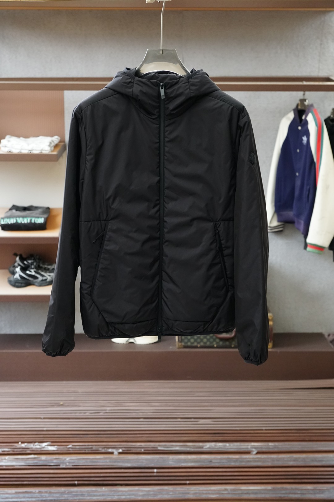 NO:644387,Prada Prada 2025 Autumn and Winter New Series #Autumn and Winter Series hot-selling cotton clothing is close to the skin, silky smooth, keeping warm while bidding farewell to the heavy, light and embracing the warm winter sun. Fully wrapped double-line design, every inch reveals the craftsman's persistence and pursuit, loose and comfortable, simple but not simple, showing the low-key elegance of Italian luxury, like advanced customization, just for the unique you Color Black Size M-3XL,, prada, prada, alexander wang19860909Prada普拉达2025秋冬新款系列#秋冬系列爆款棉服肌肤之亲,如丝般柔滑,保暖同时告别厚重,轻盈拥抱冬日暖阳.全包边双线设计,每一寸都透露着匠人的执着与追求,宽松舒适,简约而不简单,尽显意式奢华的低调优雅,如同高级定制,只为独一无二的您 颜色黑色 尺码M-3XL,,prada,prada,alexander wang,Men's clothing