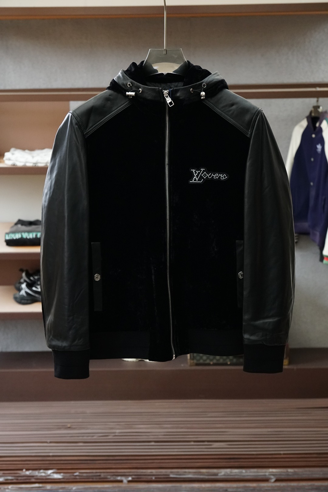 NO:644399,LV Louis Vuitton/2025 Autumn and Winter New Series#Autumn and Winter Series Hot Style Cotton Clothes Fabric Genuine Leather Wool Splicing Wool, 22.5 Wool 15 Polyurethane 38 Acrylic Fiber  24.5 polyester fiber gold ratio, skin-friendly, as smooth as silk, keeping warm while saying goodbye to heavyness, embracing the warm winter sun with lightness. Fully wrapped double-line design, every inch reveals the perseverance and pursuit of the craftsman, loose and comfortable, simple but not simple, showing the low-key elegance of Italian luxury, just like advanced customization, just for the unique you Color black Size M-3XL, louis vuitton, louis vuitton, gold, alexander wang19860909Lv 路易威登/2025秋冬新款系列#秋冬系列爆款棉服 面料真皮羊毛拼接羊毛,22.5羊毛 15聚烯氨38丙烯酸纤维 24.5聚酯纤维黄金配比,肌肤之亲,如丝般柔滑,保暖同时告别厚重,轻盈拥抱冬日暖阳.全包边双线设计,每一寸都透露着匠人的执着与追求,宽松舒适,简约而不简单,尽显意式奢华的低调优雅,如同高级定制,只为独一无二的您 颜色黑色 尺码M-3XL,,louis vuitton,louis vuitton,gold,alexander wang,Men's clothing