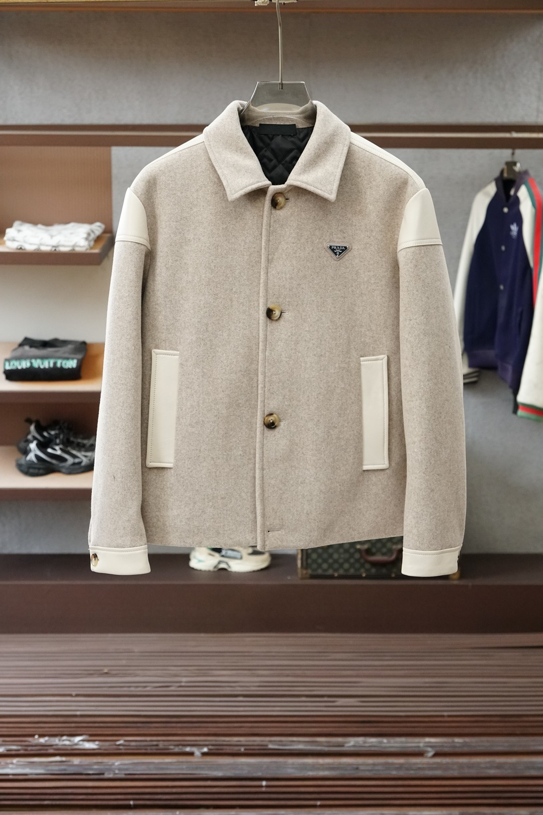 NO:644402,Prada Prada/2025 Autumn and Winter New Series #Autumn and Winter Series Hot Cotton Clothes Fabric Genuine Leather Wool Splicing Wool Lining 22.5 Wool 15 Polyethylene Acrylic Fiber 38  24.5 polyester fiber golden ratio, skin-friendly, as smooth as silk, keeping warm while saying goodbye to heavyness, embracing the warm winter sun with lightness. Fully wrapped double-line design, every inch reveals the perseverance and pursuit of the craftsman, loose and comfortable, simple but not simple, showing the low-key elegance of Italian luxury, like advanced customization, just for the unique you Color black beige Size M-3XL, prada, prada, gold, alexander wang19860909Prada普拉达/2025秋冬新款系列#秋冬系列爆款棉服 面料真皮羊毛拼接羊毛 内里22.5羊毛 15聚烯氨38丙烯酸纤维 24.5聚酯纤维黄金配比,肌肤之亲,如丝般柔滑,保暖同时告别厚重,轻盈拥抱冬日暖阳.全包边双线设计,每一寸都透露着匠人的执着与追求,宽松舒适,简约而不简单,尽显意式奢华的低调优雅,如同高级定制,只为独一无二的您 颜色黑色 米色 尺码M-3XL,,prada,prada,gold,alexander wang,Men's clothing