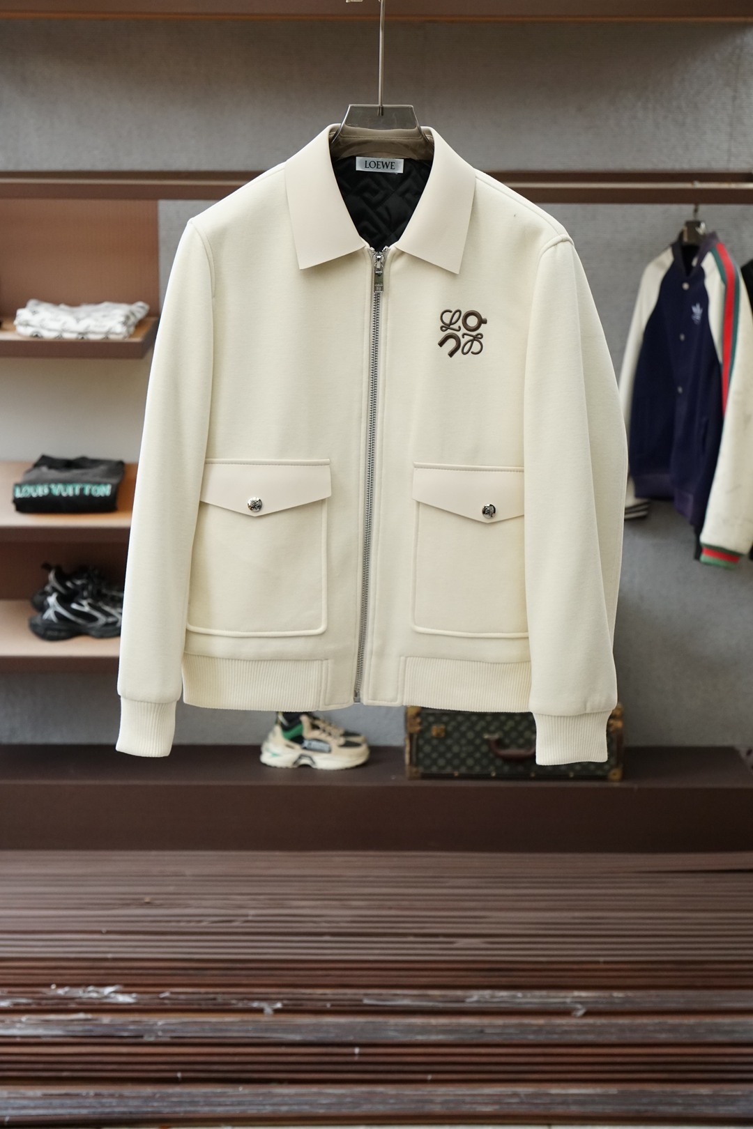 NO:644405,Loewe-Loewe/2025 Autumn and Winter New Series#Autumn and Winter Series Hot Style Cotton Clothes Fabric Genuine Leather Wool Splicing Sheepskin Lining 22.5 Wool 15 Polyurethane 38 Acrylic Fiber  24.5 polyester fiber gold ratio, skin-friendly, silky smooth, warm while saying goodbye to heavyness, light and embracing the warm winter sun. Fully wrapped double-line design, every inch reveals the perseverance and pursuit of the craftsman, loose and comfortable, simple but not simple, showing the low-key elegance of Italian luxury, like advanced customization, just for the unique you Color black Size M-3XL,, loewe, loewe, sheepskin, gold, alexander wang19860909罗意威- Loewe/2025秋冬新款系列#秋冬系列爆款棉服 面料真皮羊毛拼接羊皮 内里22.5羊毛 15聚烯氨38丙烯酸纤维 24.5聚酯纤维黄金配比,肌肤之亲,如丝般柔滑,保暖同时告别厚重,轻盈拥抱冬日暖阳.全包边双线设计,每一寸都透露着匠人的执着与追求,宽松舒适,简约而不简单,尽显意式奢华的低调优雅,如同高级定制,只为独一无二的您 颜色黑色 尺码M-3XL,,loewe,loewe,sheepskin,gold,alexander wang,Men's clothing