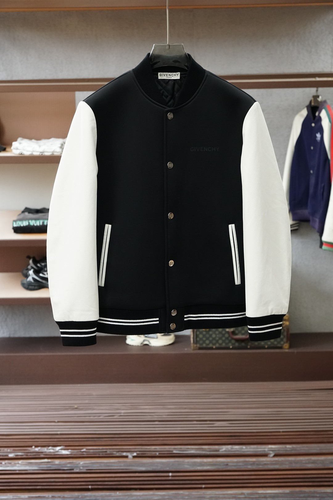 NO:644408,Givenchy/2025 Autumn and Winter New Series #Autumn and Winter Series Hot Cotton Clothes Fabric Genuine Leather Sheepskin Splicing Wool Lining 22.5 Wool 15 Polyurethane 38 Acrylic Fiber  24.5 polyester fiber gold ratio, skin-friendly, silky smooth, warm while saying goodbye to heavyness, light and embracing the warm winter sun. Fully wrapped double-line design, every inch reveals the perseverance and pursuit of the craftsman, loose and comfortable, simple but not simple, showing the low-key elegance of Italian luxury, like advanced customization, just for the unique you Color black Size M-3XL, givenchy, sheepskin, gold, alexander wang19860909纪梵希/2025秋冬新款系列#秋冬系列爆款棉服 面料真皮羊皮拼接羊毛 内里22.5羊毛 15聚烯氨38丙烯酸纤维 24.5聚酯纤维黄金配比,肌肤之亲,如丝般柔滑,保暖同时告别厚重,轻盈拥抱冬日暖阳.全包边双线设计,每一寸都透露着匠人的执着与追求,宽松舒适,简约而不简单,尽显意式奢华的低调优雅,如同高级定制,只为独一无二的您 颜色黑色 尺码M-3XL,,givenchy,sheepskin,gold,alexander wang,Men's clothing