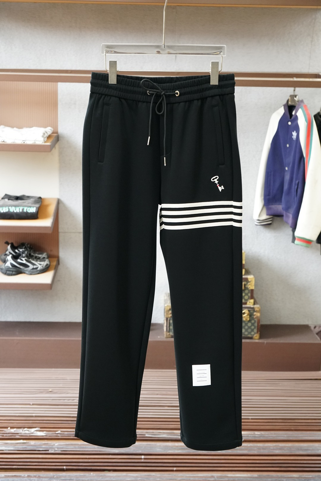 NO:644397,TB-2025 Autumn and Winter Men's Casual Pants Fine cotton and spandex fabric casual pants, the latest upper body style is invincible!  You can definitely close your eyes and close your eyes. This type of pants is very versatile and has an elastic waist. It can be worn in daily work and outdoor sports. It is the perfect combination of fashion, leisure and outdoor sports, so it is your best choice whether you wear it daily or outdoors. Extreme comfort and quick perspiration are the most popular focus, improving the wearing comfort. It is suitable for aerobic exercise and cross-country running. This type of running casual pants has an extremely wide range of applications, allowing you to naturally maintain your love for sports in the summer, and can also be worn in leisure life.  Size M-3XL, color black, alexander wang19860909TB-2025 秋冬男士休闲裤 细棉加氨纶面料休闲裤,最新款上身版型无敌正！ 绝对可以闭眼收的一款 此款裤子非常百搭,弹力腰围,日常上班 户外运动都可以穿着,是时尚休闲与户外运动的完美结合,所以无论您平时穿或者户外穿都是您的最佳选择. 极致舒适和快速排汗是备受青睐的重点,提升穿着舒适度,适合有氧运动和越野跑条件下穿着,此款是一件适用范围极其广泛的跑步休闲裤,让你在夏天自然可以保持对运动热爱,也可以在休闲生活中穿着 尺码M-3XL, 颜色黑色,,alexander wang,Men's clothing