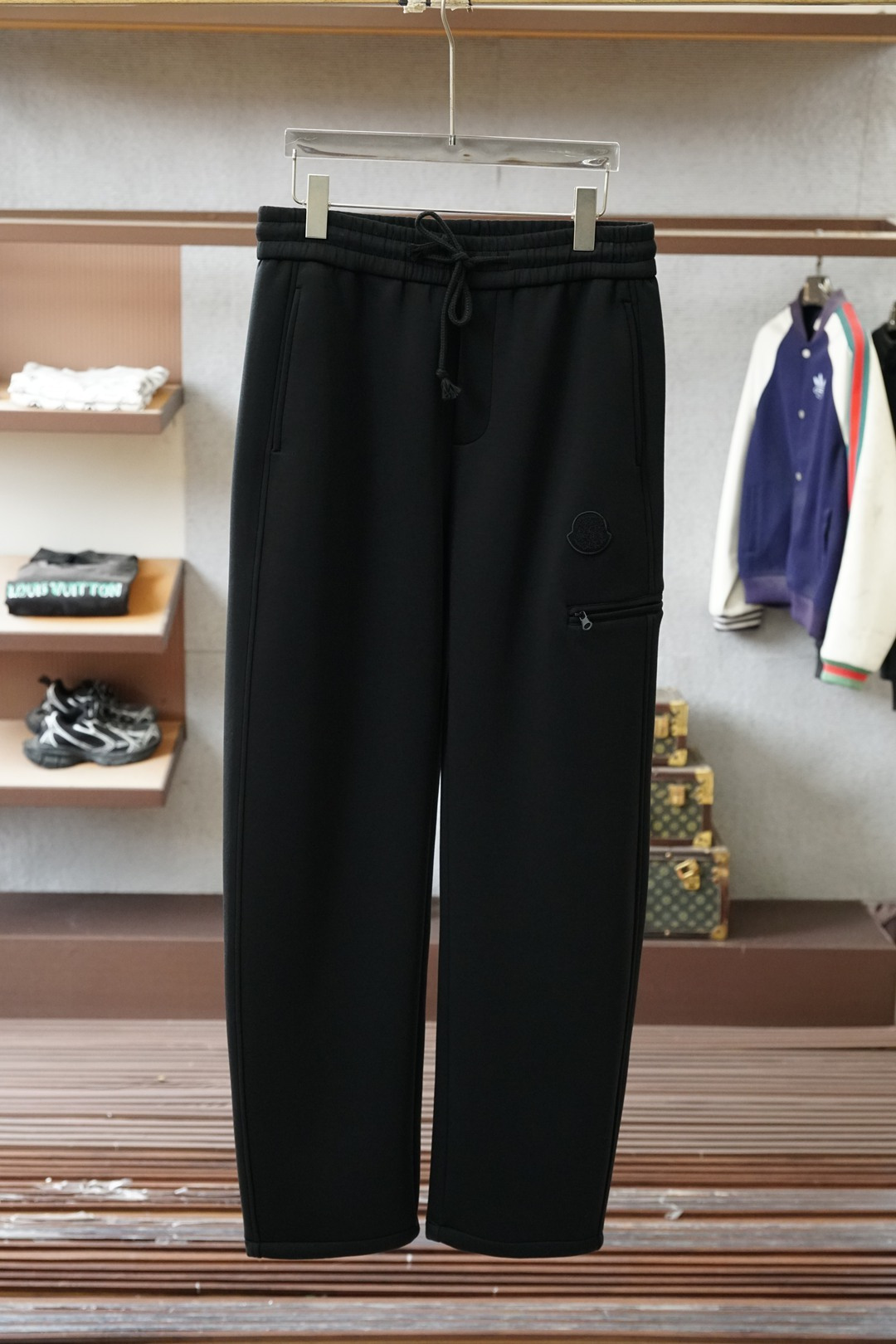 NO:644394,Men's Mouth/2025 Autumn and Winter Men's Casual Pants Fine cotton and spandex fabric casual pants, the latest upper body style is invincible!  You can definitely close your eyes and close your eyes. This type of pants is very versatile and has an elastic waist. It can be worn in daily work and outdoor sports. It is the perfect combination of fashion, leisure and outdoor sports, so it is your best choice whether you wear it daily or outdoors. Extreme comfort and quick perspiration are the most popular focus, improving the wearing comfort. It is suitable for aerobic exercise and cross-country running. This type of running casual pants has an extremely wide range of applications, allowing you to naturally maintain your love for sports in the summer, and can also be worn in leisure life.  Size M-3XL, color black, Moncler, alexander wang19860909蒙口/2025 秋冬男士休闲裤 细棉加氨纶面料休闲裤,最新款上身版型无敌正！ 绝对可以闭眼收的一款 此款裤子非常百搭,弹力腰围,日常上班 户外运动都可以穿着,是时尚休闲与户外运动的完美结合,所以无论您平时穿或者户外穿都是您的最佳选择. 极致舒适和快速排汗是备受青睐的重点,提升穿着舒适度,适合有氧运动和越野跑条件下穿着,此款是一件适用范围极其广泛的跑步休闲裤,让你在夏天自然可以保持对运动热爱,也可以在休闲生活中穿着 尺码M-3XL, 颜色黑色,,Moncler,alexander wang,Men's clothing