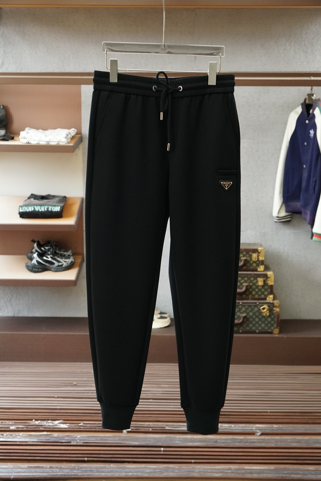 NO:644391,Prada_2025 Autumn and Winter Men's Casual Pants Fine cotton and spandex fabric casual pants, the latest upper body style is invincible!  You can definitely close your eyes and close your eyes. This type of pants is very versatile and has an elastic waist. It can be worn in daily work and outdoor sports. It is the perfect combination of fashion, leisure and outdoor sports, so it is your best choice whether you wear it daily or outdoors. Extreme comfort and quick perspiration are the most popular focus, improving the wearing comfort. It is suitable for aerobic exercise and cross-country running. This type of running casual pants has an extremely wide range of applications, allowing you to naturally maintain your love for sports in the summer, and can also be worn in leisure life.  Size M-3XL, color black, prada, prada, alexander wang19860909Prada普拉达_2025 秋冬男士休闲裤 细棉加氨纶面料休闲裤,最新款上身版型无敌正！ 绝对可以闭眼收的一款 此款裤子非常百搭,弹力腰围,日常上班 户外运动都可以穿着,是时尚休闲与户外运动的完美结合,所以无论您平时穿或者户外穿都是您的最佳选择. 极致舒适和快速排汗是备受青睐的重点,提升穿着舒适度,适合有氧运动和越野跑条件下穿着,此款是一件适用范围极其广泛的跑步休闲裤,让你在夏天自然可以保持对运动热爱,也可以在休闲生活中穿着 尺码M-3XL, 颜色黑色,,prada,prada,alexander wang,Men's clothing