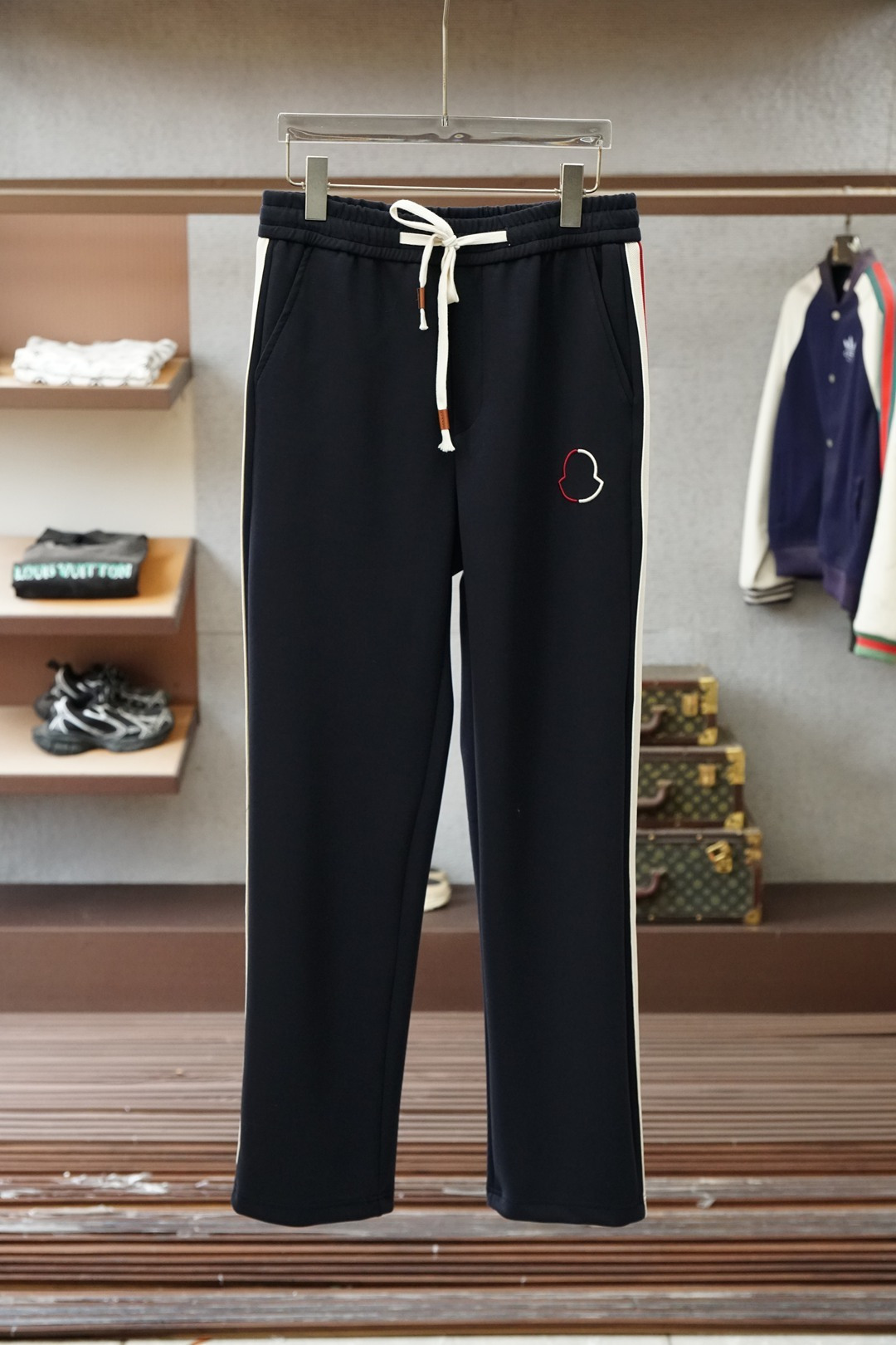 NO:644388,Mengkou-2025 Autumn and Winter Men's Casual Pants Fine cotton and spandex fabric casual pants, the latest upper body style is invincible!  You can definitely close your eyes and close your eyes. This type of pants is very versatile and has an elastic waist. It can be worn in daily work and outdoor sports. It is the perfect combination of fashion, leisure and outdoor sports, so it is your best choice whether you wear it daily or outdoors. Extreme comfort and quick perspiration are the most popular focus, improving the wearing comfort. It is suitable for aerobic exercise and cross-country running. This type of running casual pants has an extremely wide range of applications, allowing you to naturally maintain your love for sports in the summer, and can also be worn in leisure life.  Size M-3XL, color black, Moncler, alexander wang19860909蒙口-2025 秋冬男士休闲裤 细棉加氨纶面料休闲裤,最新款上身版型无敌正！ 绝对可以闭眼收的一款 此款裤子非常百搭,弹力腰围,日常上班 户外运动都可以穿着,是时尚休闲与户外运动的完美结合,所以无论您平时穿或者户外穿都是您的最佳选择. 极致舒适和快速排汗是备受青睐的重点,提升穿着舒适度,适合有氧运动和越野跑条件下穿着,此款是一件适用范围极其广泛的跑步休闲裤,让你在夏天自然可以保持对运动热爱,也可以在休闲生活中穿着 尺码M-3XL, 颜色黑色,,Moncler,alexander wang,Men's clothing