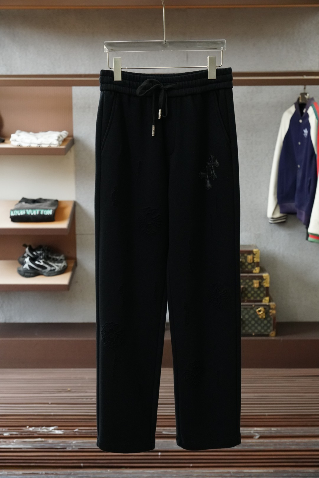 NO:644385,Kroxin/2025 Autumn and Winter Men's Casual Pants Fine cotton and spandex fabric casual pants, the latest upper body style is invincible!  You can definitely close your eyes and close your eyes. This type of pants is very versatile and has an elastic waist. It can be worn in daily work and outdoor sports. It is the perfect combination of fashion, leisure and outdoor sports, so it is your best choice whether you wear it daily or outdoors. Extreme comfort and quick perspiration are the most popular focus, improving the wearing comfort. It is suitable for aerobic exercise and cross-country running. This type of running casual pants has an extremely wide range of applications, allowing you to naturally maintain your love for sports in the summer, and can also be worn in leisure life.  Size M-3XL, color black gray, chrome hearts, alexander wang19860909克罗心/2025 秋冬男士休闲裤 细棉加氨纶面料休闲裤,最新款上身版型无敌正！ 绝对可以闭眼收的一款 此款裤子非常百搭,弹力腰围,日常上班 户外运动都可以穿着,是时尚休闲与户外运动的完美结合,所以无论您平时穿或者户外穿都是您的最佳选择. 极致舒适和快速排汗是备受青睐的重点,提升穿着舒适度,适合有氧运动和越野跑条件下穿着,此款是一件适用范围极其广泛的跑步休闲裤,让你在夏天自然可以保持对运动热爱,也可以在休闲生活中穿着 尺码M-3XL, 颜色黑色灰,,chrome hearts,alexander wang,Men's clothing