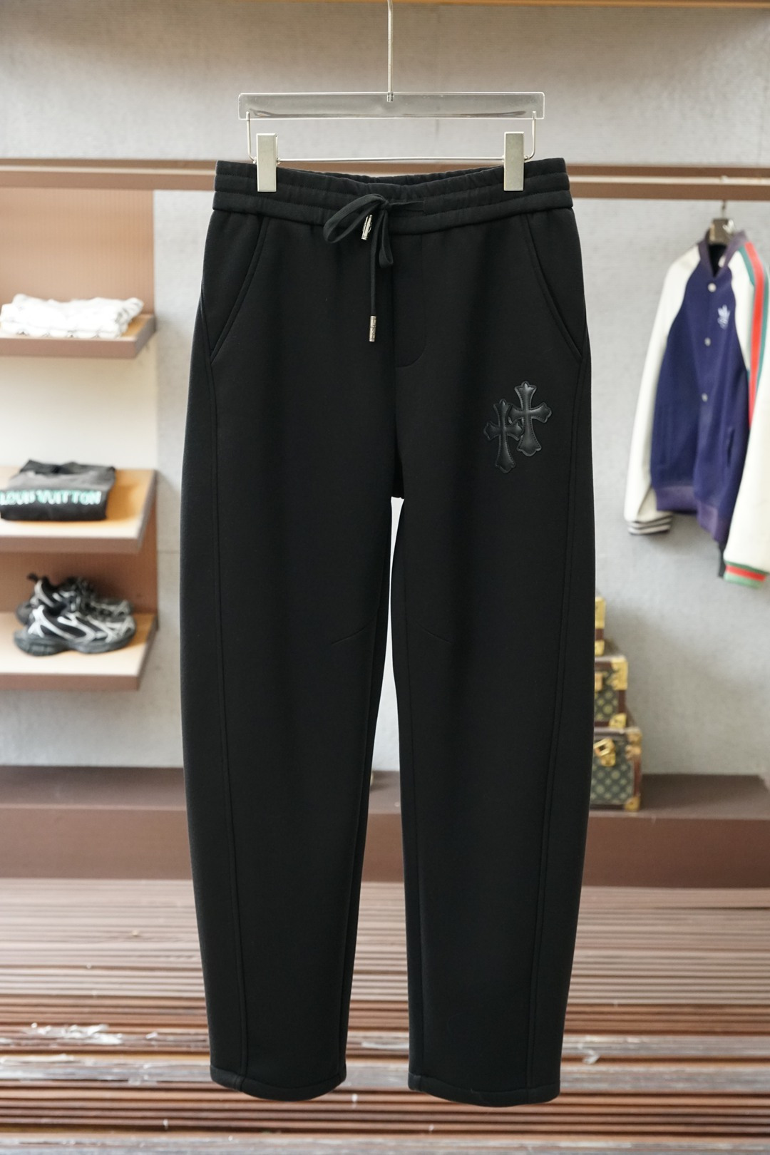 NO:644382,Kroxin/2025 Autumn and Winter Men's Casual Pants Fine cotton and spandex fabric casual pants, the latest upper body style is invincible!  You can definitely close your eyes and close your eyes. This type of pants is very versatile and has an elastic waist. It can be worn in daily work and outdoor sports. It is the perfect combination of fashion, leisure and outdoor sports, so it is your best choice whether you wear it daily or outdoors. Extreme comfort and quick perspiration are the most popular focus, improving the wearing comfort. It is suitable for aerobic exercise and cross-country running. This type of running casual pants has an extremely wide range of applications, allowing you to naturally maintain your love for sports in the summer, and can also be worn in leisure life.  Size M-3XL, color black, chrome hearts, alexander wang19860909克罗心/2025 秋冬男士休闲裤 细棉加氨纶面料休闲裤,最新款上身版型无敌正！ 绝对可以闭眼收的一款 此款裤子非常百搭,弹力腰围,日常上班 户外运动都可以穿着,是时尚休闲与户外运动的完美结合,所以无论您平时穿或者户外穿都是您的最佳选择. 极致舒适和快速排汗是备受青睐的重点,提升穿着舒适度,适合有氧运动和越野跑条件下穿着,此款是一件适用范围极其广泛的跑步休闲裤,让你在夏天自然可以保持对运动热爱,也可以在休闲生活中穿着 尺码M-3XL, 颜色黑色,,chrome hearts,alexander wang,Men's clothing