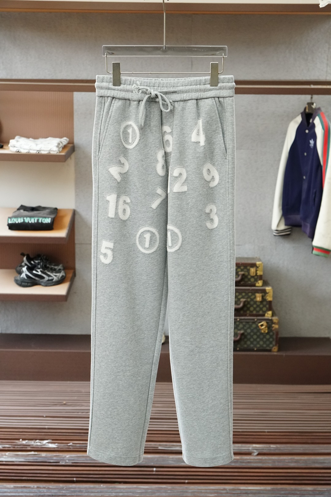 NO:644379,Margiela/2025 Autumn and Winter Men's Casual Pants Fine cotton and spandex fabric casual pants, the latest upper body style is invincible!  You can definitely close your eyes and close your eyes. This type of pants is very versatile and has an elastic waist. It can be worn in daily work and outdoor sports. It is the perfect combination of fashion, leisure and outdoor sports, so it is your best choice whether you wear it daily or outdoors. Extreme comfort and quick perspiration are the most popular focus, improving the wearing comfort. It is suitable for aerobic exercise and cross-country running. This type of running casual pants has an extremely wide range of applications, allowing you to naturally maintain your love for sports in the summer, and can also be worn in leisure life.  Size M-3XL, color gray, masion margiela, alexander wang19860909马吉拉/2025 秋冬男士休闲裤 细棉加氨纶面料休闲裤,最新款上身版型无敌正！ 绝对可以闭眼收的一款 此款裤子非常百搭,弹力腰围,日常上班 户外运动都可以穿着,是时尚休闲与户外运动的完美结合,所以无论您平时穿或者户外穿都是您的最佳选择. 极致舒适和快速排汗是备受青睐的重点,提升穿着舒适度,适合有氧运动和越野跑条件下穿着,此款是一件适用范围极其广泛的跑步休闲裤,让你在夏天自然可以保持对运动热爱,也可以在休闲生活中穿着 尺码M-3XL, 颜色灰色,,masion margiela,alexander wang,Men's clothing