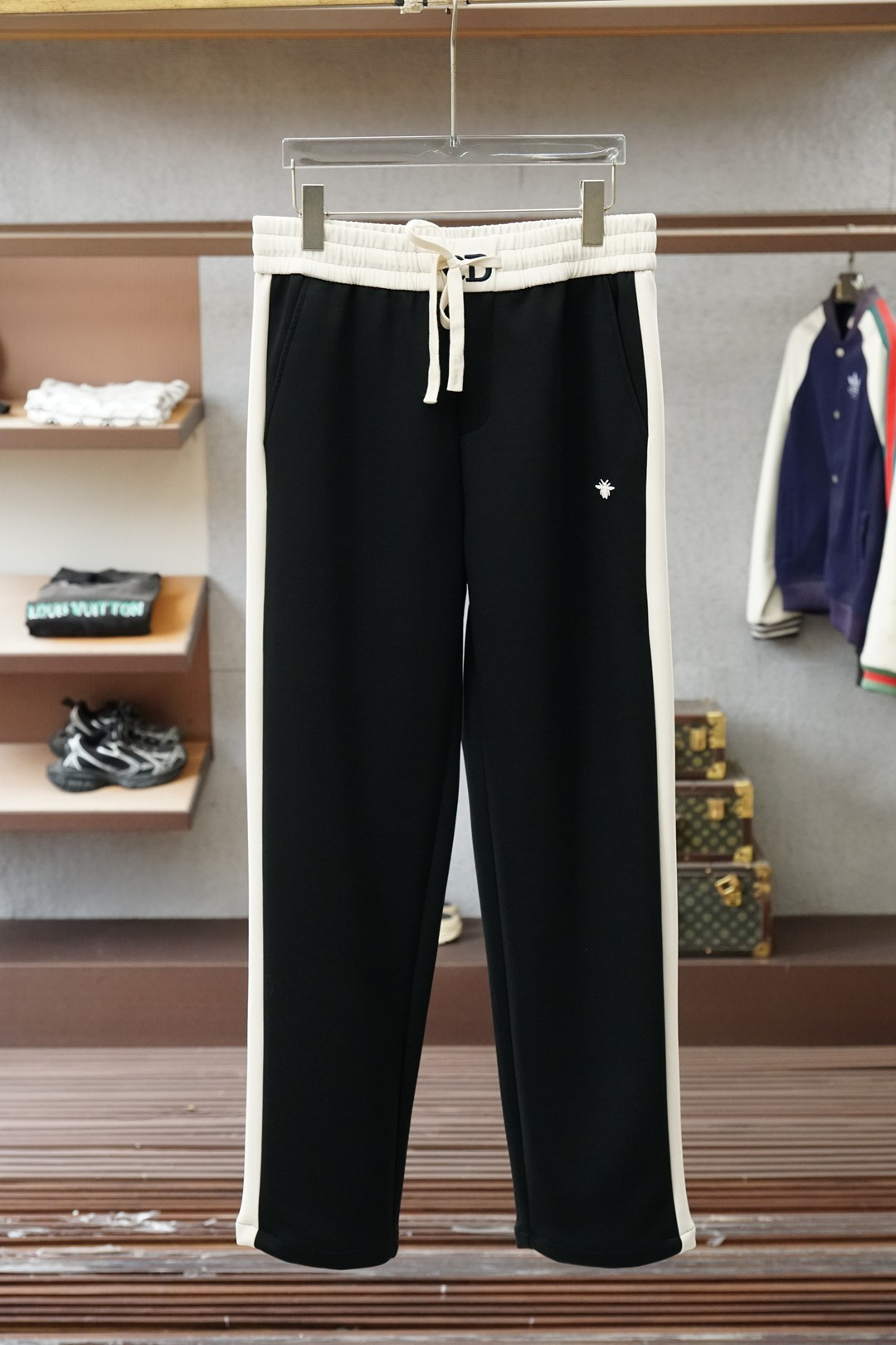 NO:644378,Dior - 2025 Autumn and Winter Men's Casual Pants Fine cotton and spandex fabric casual pants, the latest upper body style is invincible!  You can definitely close your eyes and close your eyes. This type of pants is very versatile and has an elastic waist. It can be worn in daily work and outdoor sports. It is the perfect combination of fashion, leisure and outdoor sports, so it is your best choice whether you wear it daily or outdoors. Extreme comfort and quick perspiration are the most popular focus, improving the wearing comfort. It is suitable for aerobic exercise and cross-country running. This type of running casual pants has an extremely wide range of applications, allowing you to naturally maintain your love for sports in the summer, and can also be worn in leisure life.  Size M-3XL, color black, off-white, dior, dior, alexander wang19860909Dior迪奥-2025 秋冬男士休闲裤 细棉加氨纶面料休闲裤,最新款上身版型无敌正！ 绝对可以闭眼收的一款 此款裤子非常百搭,弹力腰围,日常上班 户外运动都可以穿着,是时尚休闲与户外运动的完美结合,所以无论您平时穿或者户外穿都是您的最佳选择. 极致舒适和快速排汗是备受青睐的重点,提升穿着舒适度,适合有氧运动和越野跑条件下穿着,此款是一件适用范围极其广泛的跑步休闲裤,让你在夏天自然可以保持对运动热爱,也可以在休闲生活中穿着 尺码M-3XL, 颜色黑色米白色,,dior,dior,alexander wang,Men's clothing