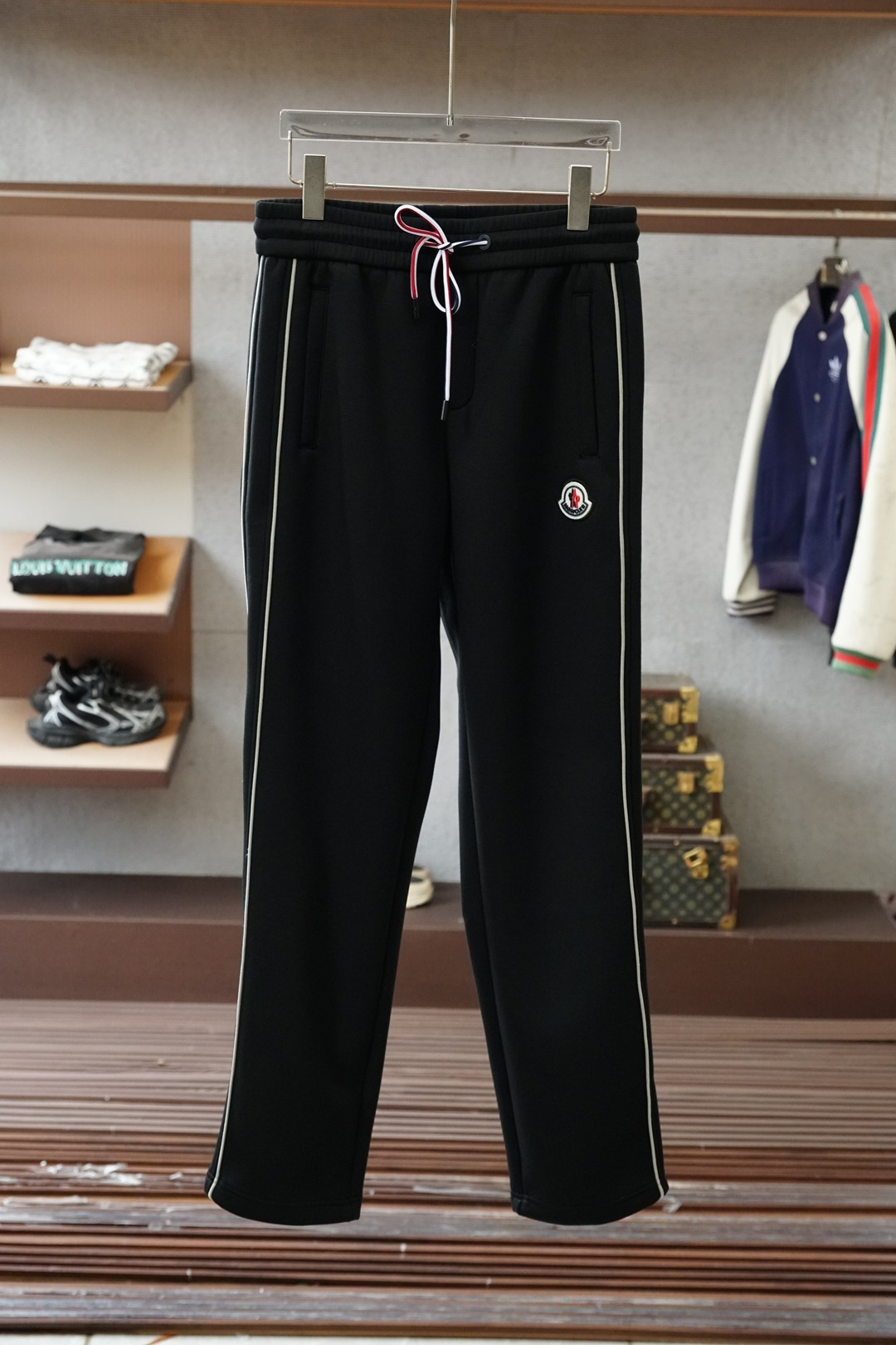 NO:644389,Men's Mouth/2025 Autumn and Winter Men's Casual Pants, velvet and thickened casual pants, the latest upper body style is invincible!  You can definitely close your eyes and close your eyes. This type of pants is very versatile and has an elastic waist. It can be worn in daily work and outdoor sports. It is the perfect combination of fashion, leisure and outdoor sports, so it is your best choice whether you wear it daily or outdoors. Extreme comfort and quick perspiration are the most popular focus, improving the wearing comfort. It is suitable for aerobic exercise and cross-country running. This type of running casual pants has an extremely wide range of applications, allowing you to naturally maintain your love for sports in the summer, and can also be worn in leisure life.  Size M-3XL, color black, Moncler, alexander wang19860909蒙口/2025 秋冬男士休闲裤 加绒加厚休闲裤,最新款上身版型无敌正！ 绝对可以闭眼收的一款 此款裤子非常百搭,弹力腰围,日常上班 户外运动都可以穿着,是时尚休闲与户外运动的完美结合,所以无论您平时穿或者户外穿都是您的最佳选择. 极致舒适和快速排汗是备受青睐的重点,提升穿着舒适度,适合有氧运动和越野跑条件下穿着,此款是一件适用范围极其广泛的跑步休闲裤,让你在夏天自然可以保持对运动热爱,也可以在休闲生活中穿着 尺码M-3XL, 颜色黑色,,Moncler,alexander wang,Men's clothing