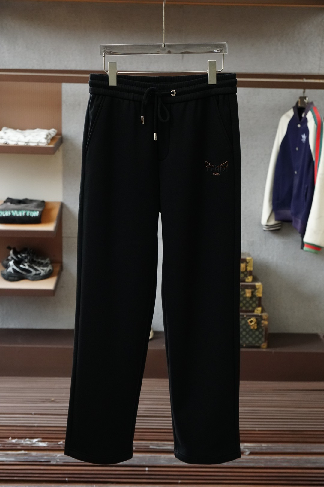 NO:644386,Fendi Fendi_2025 autumn and winter men's casual pants, velvet and thickened casual pants, the latest upper body style is invincible!  You can definitely close your eyes and close your eyes. This type of pants is very versatile and has an elastic waist. It can be worn in daily work and outdoor sports. It is the perfect combination of fashion, leisure and outdoor sports, so it is your best choice whether you wear it daily or outdoors. Extreme comfort and quick perspiration are the most popular focus, improving the wearing comfort. It is suitable for aerobic exercise and cross-country running. This type of running casual pants has an extremely wide range of applications, allowing you to naturally maintain your love for sports in the summer, and can also be worn in leisure life.  Size M-3XL, color black,,fendi,fendi,alexander wang19860909Fendi芬迪_2025 秋冬男士休闲裤 加绒加厚休闲裤,最新款上身版型无敌正！ 绝对可以闭眼收的一款 此款裤子非常百搭,弹力腰围,日常上班 户外运动都可以穿着,是时尚休闲与户外运动的完美结合,所以无论您平时穿或者户外穿都是您的最佳选择. 极致舒适和快速排汗是备受青睐的重点,提升穿着舒适度,适合有氧运动和越野跑条件下穿着,此款是一件适用范围极其广泛的跑步休闲裤,让你在夏天自然可以保持对运动热爱,也可以在休闲生活中穿着 尺码M-3XL, 颜色黑色,,fendi,fendi,alexander wang,Men's clothing