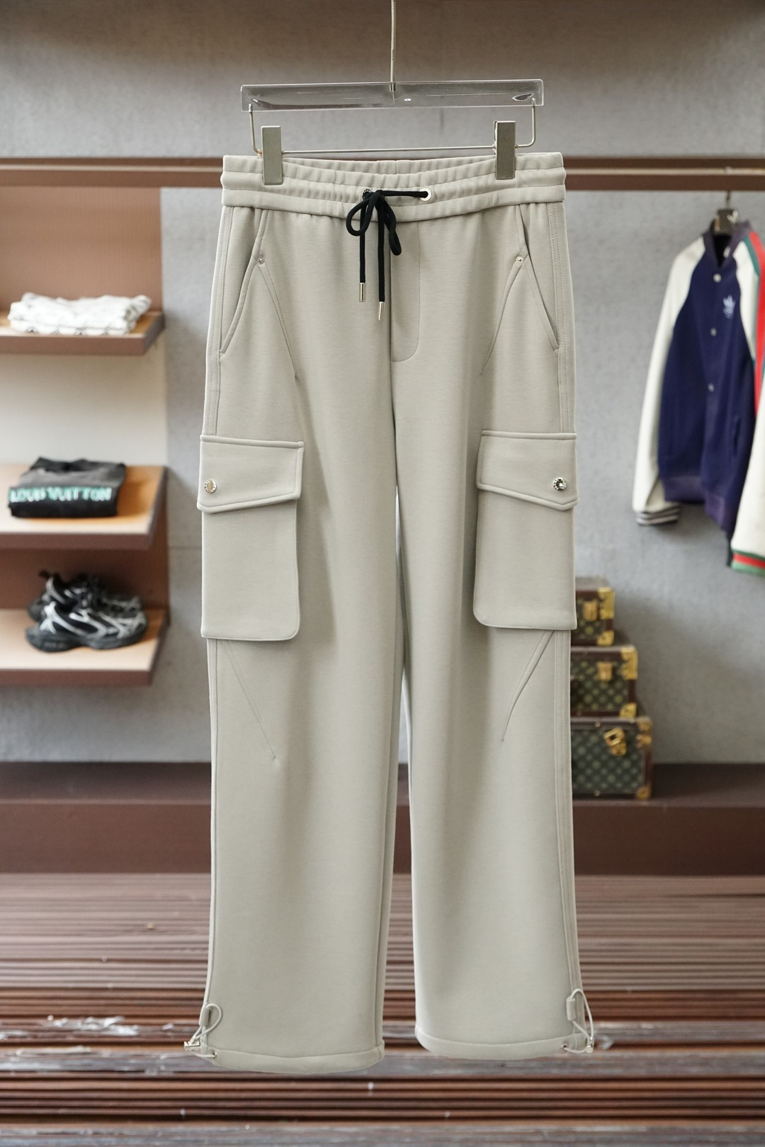 NO:644380,Prada - 2025 autumn and winter men's casual pants, velvet and thickened casual pants, the latest upper body style is invincible!  You can definitely close your eyes and close your eyes. This type of pants is very versatile and has an elastic waist. It can be worn in daily work and outdoor sports. It is the perfect combination of fashion, leisure and outdoor sports, so it is your best choice whether you wear it daily or outdoors. Extreme comfort and quick perspiration are the most popular focus, improving the wearing comfort. It is suitable for aerobic exercise and cross-country running. This type of running casual pants has an extremely wide range of applications, allowing you to naturally maintain your love for sports in the summer, and can also be worn in leisure life.  Size M-3XL, color black beige, prada, prada, alexander wang19860909Prada普拉达-2025 秋冬男士休闲裤 加绒加厚休闲裤,最新款上身版型无敌正！ 绝对可以闭眼收的一款 此款裤子非常百搭,弹力腰围,日常上班 户外运动都可以穿着,是时尚休闲与户外运动的完美结合,所以无论您平时穿或者户外穿都是您的最佳选择. 极致舒适和快速排汗是备受青睐的重点,提升穿着舒适度,适合有氧运动和越野跑条件下穿着,此款是一件适用范围极其广泛的跑步休闲裤,让你在夏天自然可以保持对运动热爱,也可以在休闲生活中穿着 尺码M-3XL, 颜色黑色米色,,prada,prada,alexander wang,Men's clothing