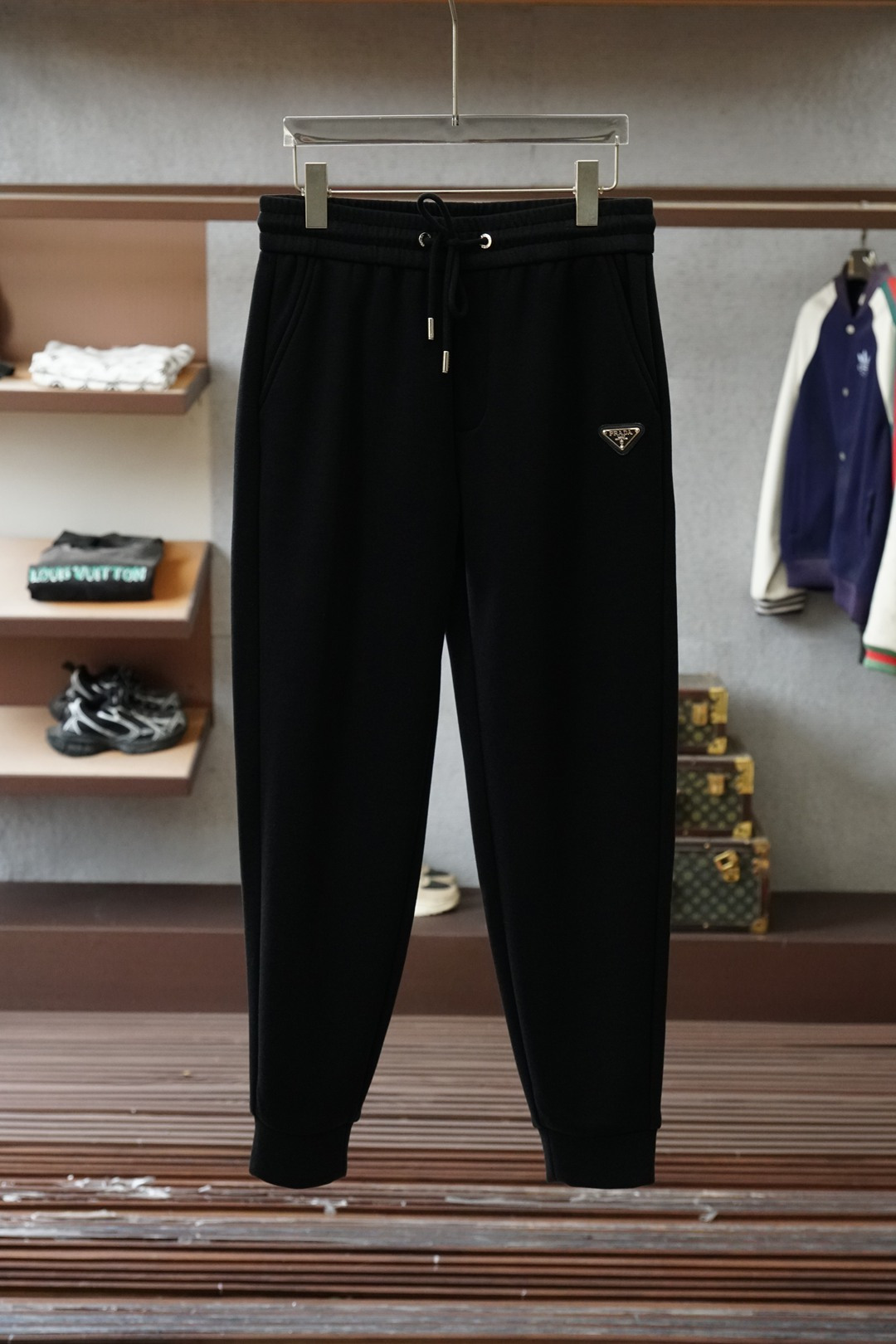 NO:644383,Prada - 2025 autumn and winter men's casual pants, velvet and thickened casual pants, the latest upper body style is invincible!  You can definitely close your eyes and close your eyes. This type of pants is very versatile and has an elastic waist. It can be worn in daily work and outdoor sports. It is the perfect combination of fashion, leisure and outdoor sports, so it is your best choice whether you wear it daily or outdoors. Extreme comfort and quick perspiration are the most popular focus, improving the wearing comfort. It is suitable for aerobic exercise and cross-country running. This type of running casual pants has an extremely wide range of applications, allowing you to naturally maintain your love for sports in the summer, and can also be worn in leisure life.  Size M-3XL, color black, prada, prada, alexander wang19860909Prada普拉达-2025 秋冬男士休闲裤 加绒加厚休闲裤,最新款上身版型无敌正！ 绝对可以闭眼收的一款 此款裤子非常百搭,弹力腰围,日常上班 户外运动都可以穿着,是时尚休闲与户外运动的完美结合,所以无论您平时穿或者户外穿都是您的最佳选择. 极致舒适和快速排汗是备受青睐的重点,提升穿着舒适度,适合有氧运动和越野跑条件下穿着,此款是一件适用范围极其广泛的跑步休闲裤,让你在夏天自然可以保持对运动热爱,也可以在休闲生活中穿着 尺码M-3XL, 颜色黑色,,prada,prada,alexander wang,Men's clothing