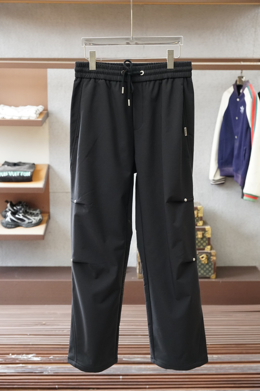 NO:644407,Men's Mouth/2025 Autumn and Winter Men's Casual Pants, velvet and thickened casual pants, the latest upper body style is invincible!  You can definitely close your eyes and close your eyes. This type of pants is very versatile and has an elastic waist. It can be worn in daily work and outdoor sports. It is the perfect combination of fashion, leisure and outdoor sports, so it is your best choice whether you wear it daily or outdoors. Extreme comfort and quick perspiration are the most popular focus, improving the wearing comfort. It is suitable for aerobic exercise and cross-country running. This type of running casual pants has an extremely wide range of applications, allowing you to naturally maintain your love for sports in the summer, and can also be worn in leisure life.  Size M-3XL, color black, Moncler, alexander wang19860909蒙口/2025 秋冬男士休闲裤 加绒加厚休闲裤,最新款上身版型无敌正！ 绝对可以闭眼收的一款 此款裤子非常百搭,弹力腰围,日常上班 户外运动都可以穿着,是时尚休闲与户外运动的完美结合,所以无论您平时穿或者户外穿都是您的最佳选择. 极致舒适和快速排汗是备受青睐的重点,提升穿着舒适度,适合有氧运动和越野跑条件下穿着,此款是一件适用范围极其广泛的跑步休闲裤,让你在夏天自然可以保持对运动热爱,也可以在休闲生活中穿着 尺码M-3XL, 颜色黑色,,Moncler,alexander wang,Men's clothing