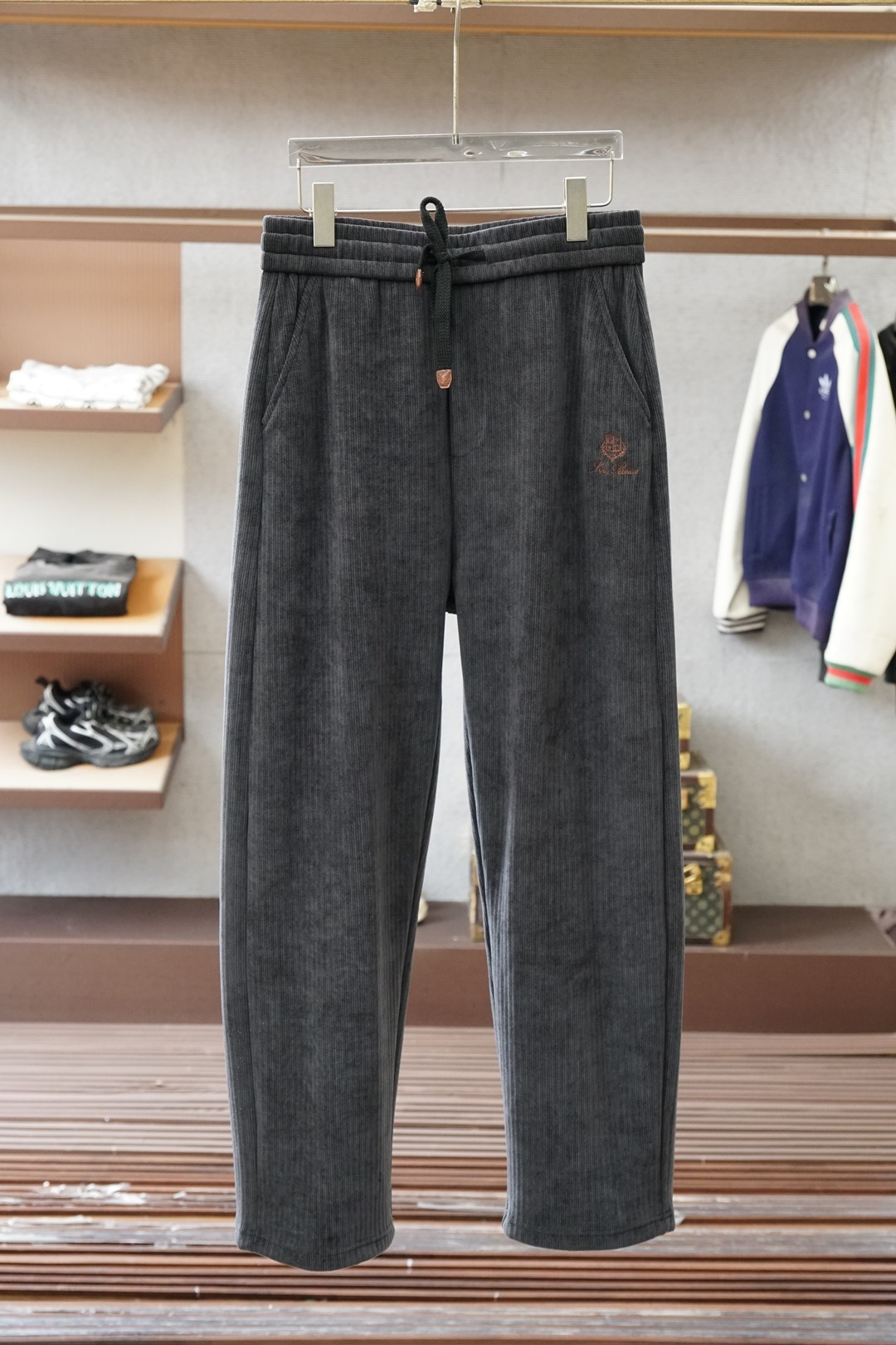 NO:644403,LP-2025 Autumn and winter men's casual pants, velvet and thickened casual pants, the latest upper body style is invincible!  You can definitely close your eyes and close your eyes. This type of pants is very versatile and has an elastic waist. It can be worn in daily work and outdoor sports. It is the perfect combination of fashion, leisure and outdoor sports, so it is your best choice whether you wear it daily or outdoors. Extreme comfort and quick perspiration are the most popular focus, improving the wearing comfort. It is suitable for aerobic exercise and cross-country running. This type of running casual pants has an extremely wide range of applications, allowing you to naturally maintain your love for sports in the summer, and can also be worn in leisure life.  Size M-3XL, color black gray, loro piana, alexander wang19860909LP-2025 秋冬男士休闲裤 加绒加厚休闲裤,最新款上身版型无敌正！ 绝对可以闭眼收的一款 此款裤子非常百搭,弹力腰围,日常上班 户外运动都可以穿着,是时尚休闲与户外运动的完美结合,所以无论您平时穿或者户外穿都是您的最佳选择. 极致舒适和快速排汗是备受青睐的重点,提升穿着舒适度,适合有氧运动和越野跑条件下穿着,此款是一件适用范围极其广泛的跑步休闲裤,让你在夏天自然可以保持对运动热爱,也可以在休闲生活中穿着 尺码M-3XL, 颜色黑色灰色,,loro piana,alexander wang,Men's clothing