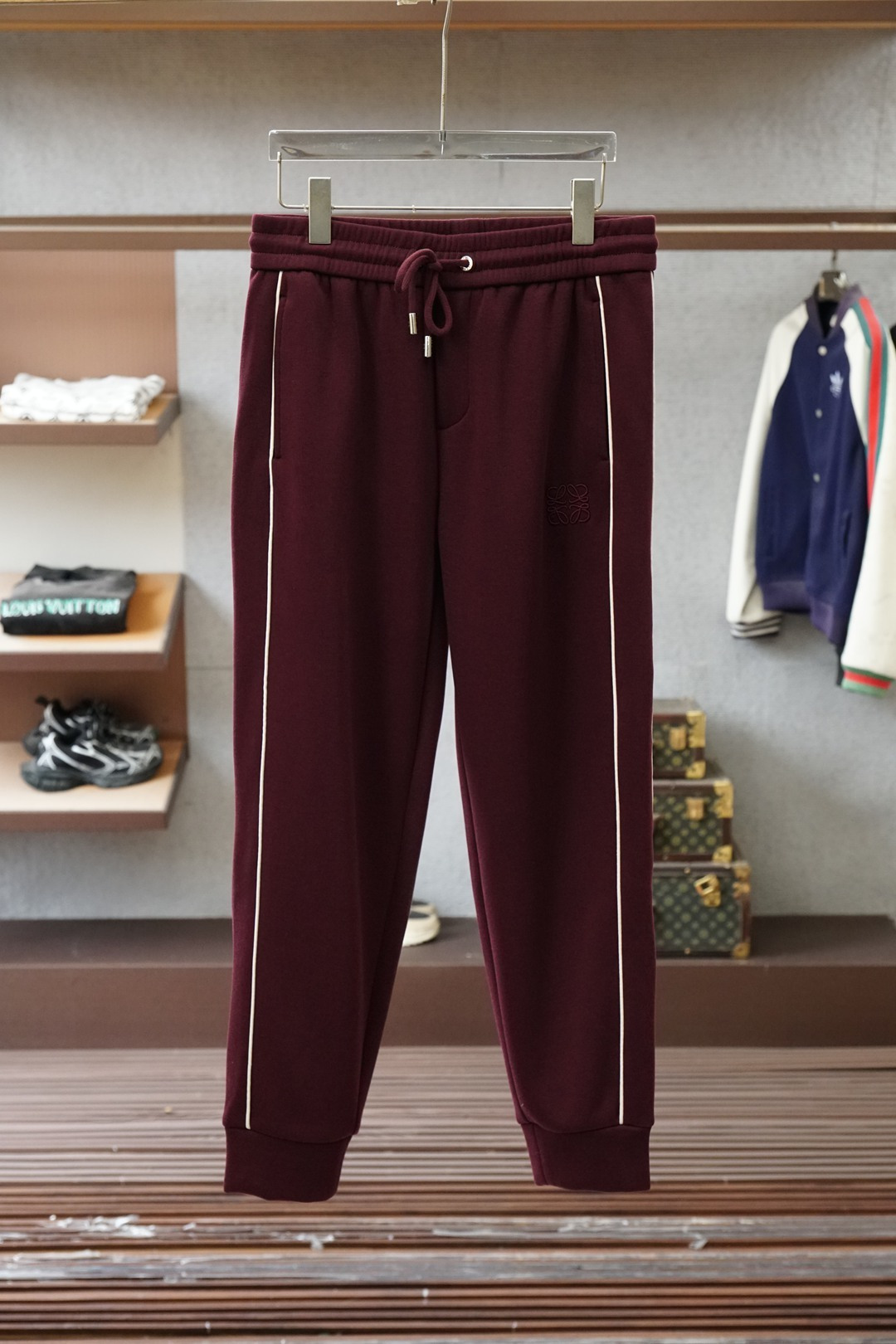 NO:644400,Loewe, Loewe2025 autumn and winter men's casual pants, fine cotton and velvet thickened fabric casual pants, the latest upper body version is invincible!  Watermelon, you can definitely close your eyes. This type of pants is very versatile, with an elastic waist, and can be worn in daily work and outdoor sports. It is the perfect combination of fashion and leisure and outdoor sports, so it is your best choice whether you wear it daily or outdoors. Extreme comfort and quick perspiration are the most popular focus, which improves the wearing comfort and is suitable for aerobic exercise and cross-country running conditions. This type of running casual pants has an extremely wide range of applications, allowing you to naturally maintain your love for sports in the summer, and can also be worn in leisure life.  Size M-3XL, color black Loewe/,,loewe,loewe,alexander wang19860909罗意威,Loewe2025 秋冬男士休闲裤 细棉加绒加厚面料休闲裤,最新款上身版型无敌正！西瓜 绝对可以闭眼收的一款 此款裤子非常百搭,弹力腰围,日常上班 户外运动都可以穿着,是时尚休闲与户外运动的完美结合,所以无论您平时穿或者户外穿都是您的最佳选择. 极致舒适和快速排汗是备受青睐的重点,提升穿着舒适度,适合有氧运动和越野跑条件下穿着,此款是一件适用范围极其广泛的跑步休闲裤,让你在夏天自然可以保持对运动热爱,也可以在休闲生活中穿着 尺码M-3XL, 颜色黑色罗意威/,,loewe,loewe,alexander wang,Men's clothing