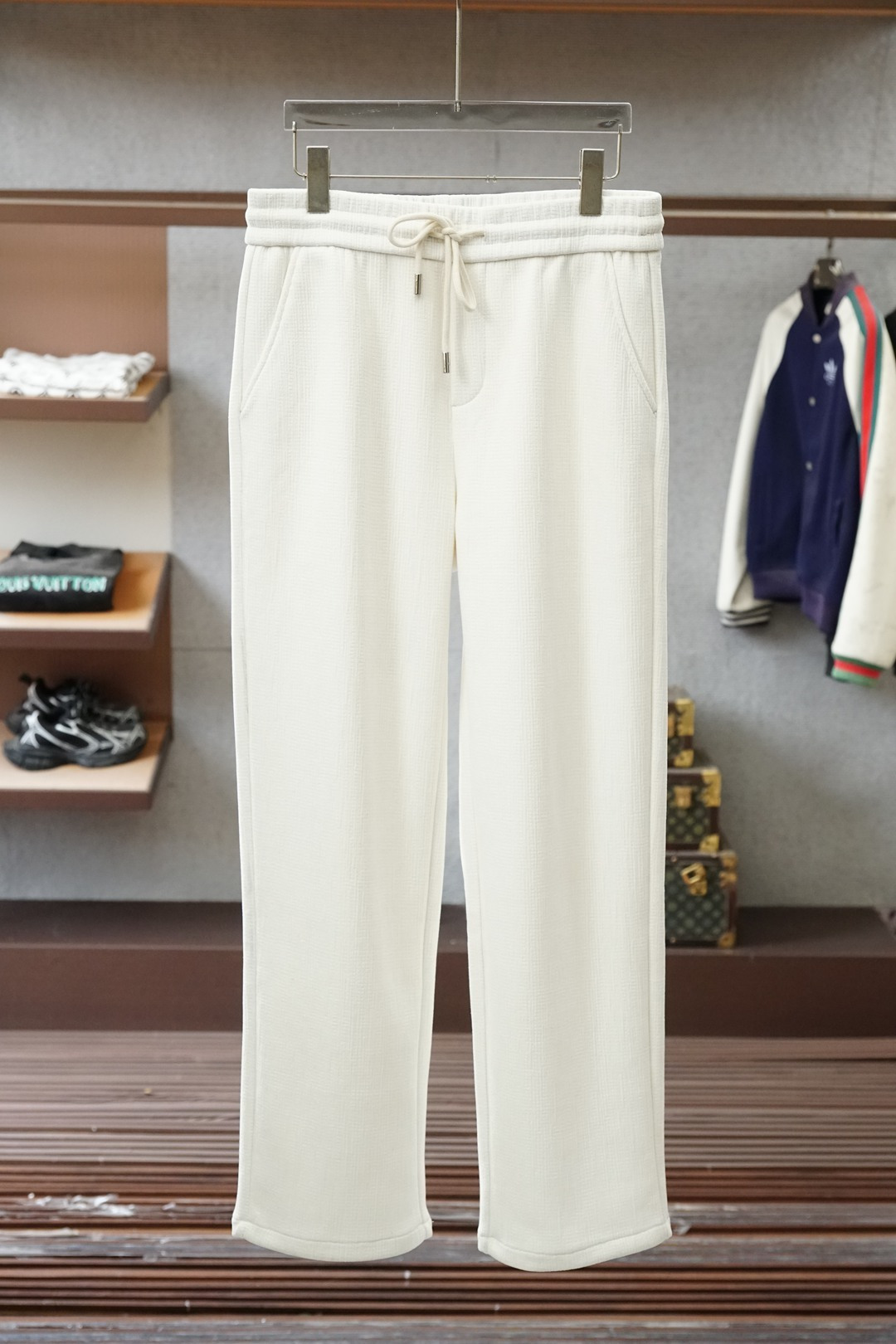 NO:644376,Prada-2025 autumn and winter men's casual pants, fine cotton and velvet thickened casual pants, the latest upper body style is invincible!  You can definitely close your eyes and close your eyes. This type of pants is very versatile and has an elastic waist. It can be worn in daily work and outdoor sports. It is the perfect combination of fashion, leisure and outdoor sports, so it is your best choice whether you wear it daily or outdoors. Extreme comfort and quick perspiration are the most popular focus, improving the wearing comfort. It is suitable for aerobic exercise and cross-country running. This type of running casual pants has an extremely wide range of applications, allowing you to naturally maintain your love for sports in the summer, and can also be worn in leisure life.  Size M-3XL, color black, off-white, prada, prada, alexander wang19860909Prada普拉达-2025 秋冬男士休闲裤 细棉加绒加厚休闲裤,最新款上身版型无敌正！ 绝对可以闭眼收的一款 此款裤子非常百搭,弹力腰围,日常上班 户外运动都可以穿着,是时尚休闲与户外运动的完美结合,所以无论您平时穿或者户外穿都是您的最佳选择. 极致舒适和快速排汗是备受青睐的重点,提升穿着舒适度,适合有氧运动和越野跑条件下穿着,此款是一件适用范围极其广泛的跑步休闲裤,让你在夏天自然可以保持对运动热爱,也可以在休闲生活中穿着 尺码M-3XL, 颜色黑色米白色,,prada,prada,alexander wang,Men's clothing
