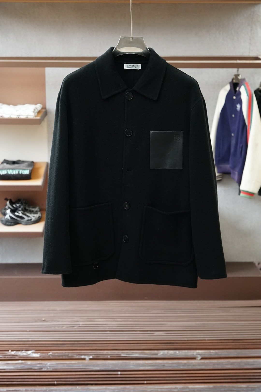 NO:644401,Loewe Luo Yiwei/2025 autumn and winter new products, advanced customization, classic wool cashmere jacket and suit, you don’t want to take it off when you put it on, high-end goods, high-quality imported customized materials, customized fabrics, more texture, high-end metal texture button attachments, every detail is considered, the workmanship is really exquisite, the wiring is fine and well-proportioned, no excess threads, high-quality fashion, the best product for various occasions, whether it is business or leisure time!  It is definitely an eye-catching style not to be missed. It shows the fashionable charm ~ Sizes S-2XL (model 173/120 pounds) (S is one size larger),,loewe,loewe,jackets & coats,business suit,alexander wang19860909Loewe罗意威/2025秋冬新品 高级定制 经典之作爆羊毛羊绒外套西装 穿上就不想脱下来 高端好货 高品质进口定制材质 定制面料 更加有质感 高档金属质感纽扣附料 在细节上考虑的面面俱到 做工真的极其精湛 走线细密匀称 毫无多余线头 高品质时装 无论是商务还是休闲时候都能胜任各种场合的最佳强货！绝对是不容错过的吸睛款 尽显时尚魅力风尚~尺码S-2XL模特173/120斤S偏大一号）,,loewe,loewe,jackets & coats,business suit,alexander wang,Men's clothing