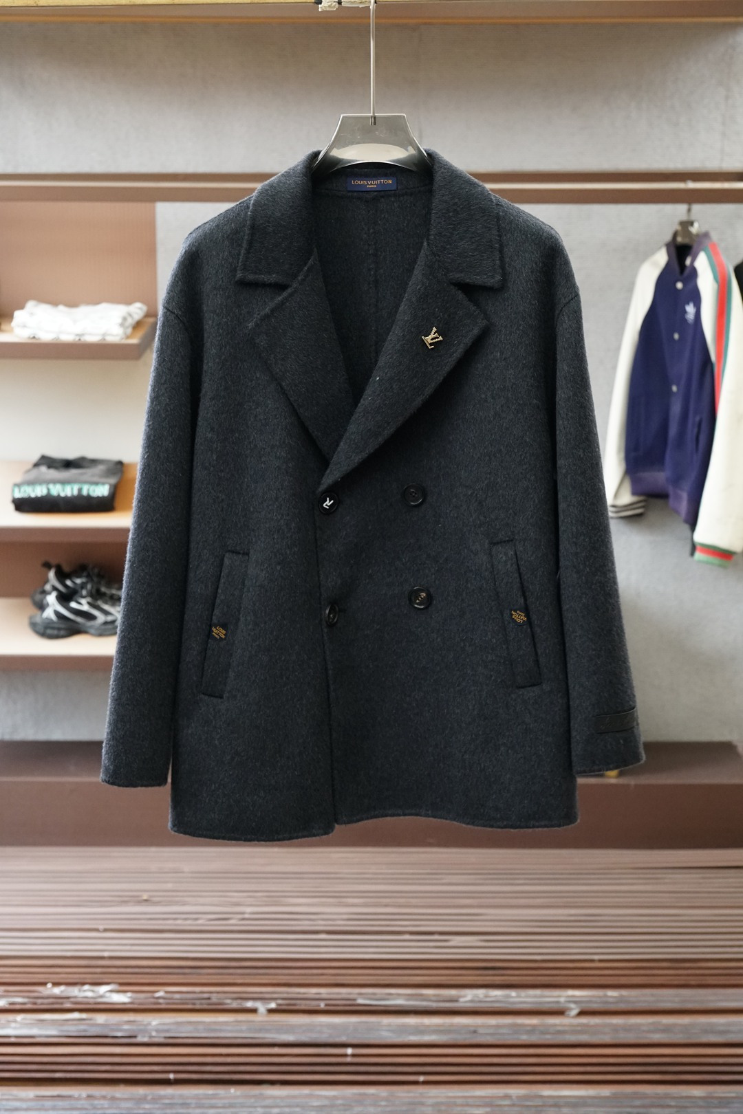 NO:644398,LV Louis Vuitton - 2025 autumn and winter new products, advanced customization, classic wool cashmere jacket and suit, you don't want to take it off when you put it on, high-end goods, high-quality imported custom materials, custom fabrics, more texture, high-end metal button attachments, every detail is considered, the workmanship is really exquisite, the wiring is fine and well-proportioned, no excess threads, high-quality fashion, the best product for various occasions, whether it is business or leisure time!  It is definitely an eye-catching style not to be missed. It shows the fashionable charm ~ Sizes S-2XL (model 173/120 pounds) (S is one size larger),, louis vuitton, louis vuitton, jackets & coats, business suit, alexander wang19860909Lv 路易威登-2025秋冬新品 高级定制 经典之作爆羊毛羊绒外套西装 穿上就不想脱下来 高端好货 高品质进口定制材质 定制面料 更加有质感 高档金属质感纽扣附料 在细节上考虑的面面俱到 做工真的极其精湛 走线细密匀称 毫无多余线头 高品质时装 无论是商务还是休闲时候都能胜任各种场合的最佳强货！绝对是不容错过的吸睛款 尽显时尚魅力风尚~尺码S-2XL模特173/120斤S偏大一号）,,louis vuitton,louis vuitton,jackets & coats,business suit,alexander wang,Men's clothing