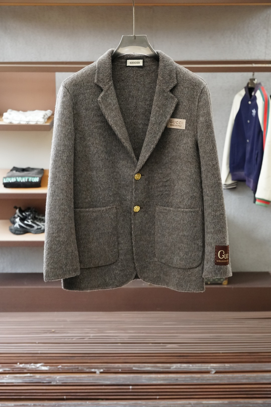 NO:644395,Gucci Gucci/2025 new autumn and winter products, advanced customization, classic wool cashmere jacket and suit, you don’t want to take it off when you put it on, high-end goods, high-quality imported customized materials, customized fabrics, more texture, high-end metallic button attachments, every detail is considered, the workmanship is really exquisite, the wiring is fine and well-proportioned, no excess threads, high-quality fashion, the best product for various occasions, whether it is business or leisure time!  Definitely an eye-catching style not to be missed. It shows off the fashionable charm ~ Sizes S-219860909Gucci古奇/2025秋冬新品 高级定制 经典之作爆羊毛羊绒外套西装 穿上就不想脱下来 高端好货 高品质进口定制材质 定制面料 更加有质感 高档金属质感纽扣附料 在细节上考虑的面面俱到 做工真的极其精湛 走线细密匀称 毫无多余线头 高品质时装 无论是商务还是休闲时候都能胜任各种场合的最佳强货！绝对是不容错过的吸睛款 尽显时尚魅力风尚~尺码S-2XL模特173/120斤S偏大一号）,,gucci,jackets & coats,business suit,alexander wang,Men's clothing