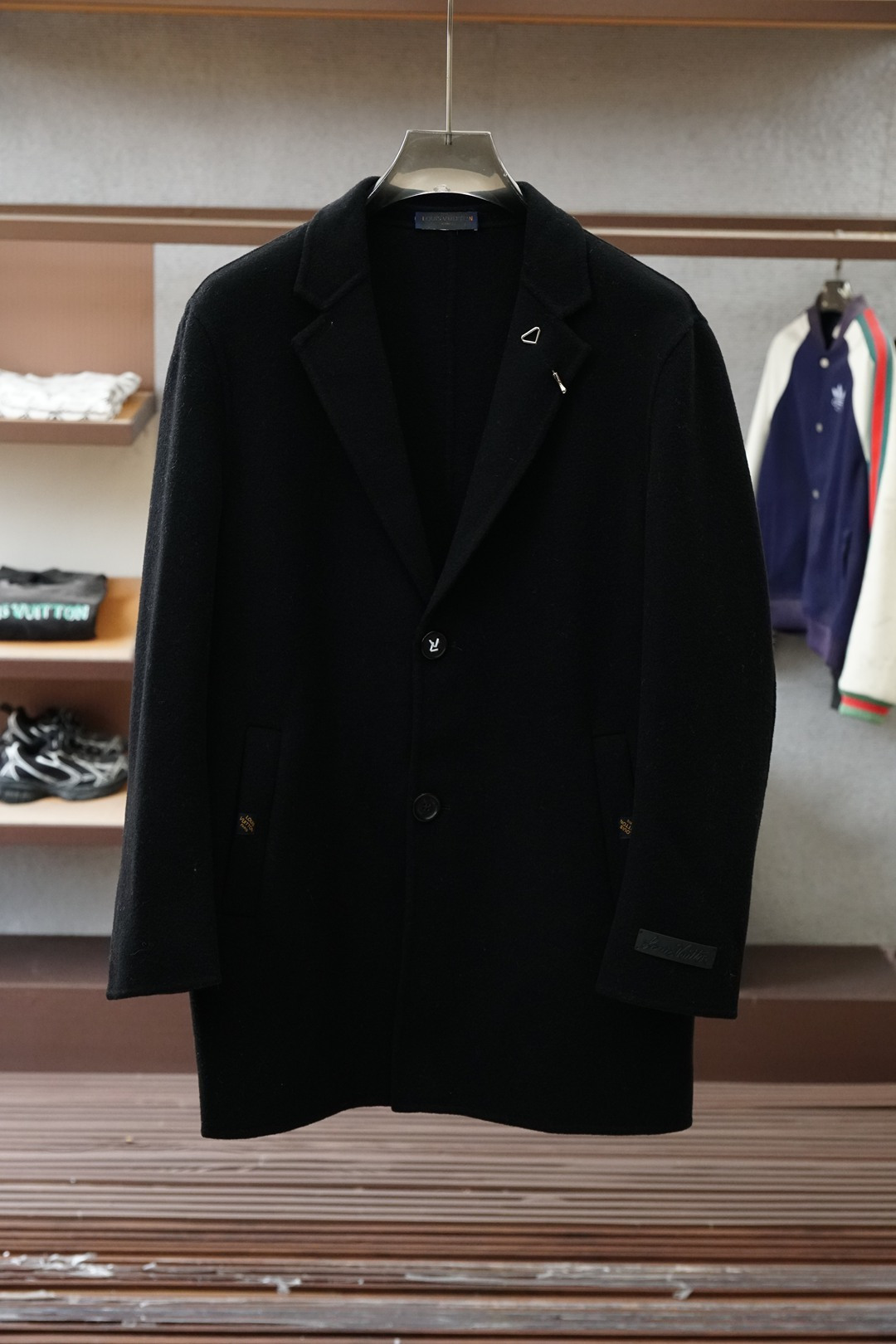 NO:644381,LV Louis Vuitton - 2025 autumn and winter new products, advanced customization, classic wool cashmere jacket and suit, you don't want to take it off when you put it on, high-end goods, high-quality imported customized materials, customized fabrics, more texture, high-end metallic button attachments, every detail is considered, the workmanship is really exquisite, the wiring is fine and well-proportioned, no excess threads, high-quality fashion, the best product for various occasions, whether it is business or leisure time!  It is definitely an eye-catching style that you cannot miss. It shows the fashionable charm ~ Sizes M-4XL,,,louis vuitton,louis vuitton,jackets & coats,business suit,alexander wang19860909LV 路易威登-2025秋冬新品 高级定制 经典之作爆羊毛羊绒外套西装 穿上就不想脱下来 高端好货 高品质进口定制材质 定制面料 更加有质感 高档金属质感纽扣附料 在细节上考虑的面面俱到 做工真的极其精湛 走线细密匀称 毫无多余线头 高品质时装 无论是商务还是休闲时候都能胜任各种场合的最佳强货！绝对是不容错过的吸睛款 尽显时尚魅力风尚~尺码M-4XL,,,louis vuitton,louis vuitton,jackets & coats,business suit,alexander wang,Men's clothing