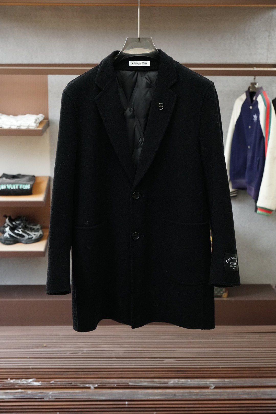 NO:644406,Dior Dior's 2025 autumn and winter new products, advanced customization, classic wool cashmere jacket and suit, you don't want to take it off when you put it on, high-end goods, high-quality imported customized materials, customized fabrics, more texture, high-end metallic button attachments, every detail is considered, the workmanship is really exquisite, the wiring is fine and well-proportioned, no excess threads, high-quality fashion, the best product for various occasions, whether it is business or leisure time!  It is definitely an eye-catching style that you cannot miss. It shows the fashionable charm ~ Size M-5XL is one size smaller, dior, dior, jackets & coats, business suit, alexander wang19860909Dior迪奥2025秋冬新品 高级定制 经典之作爆羊毛羊绒外套西装 穿上就不想脱下来 高端好货 高品质进口定制材质 定制面料 更加有质感 高档金属质感纽扣附料 在细节上考虑的面面俱到 做工真的极其精湛 走线细密匀称 毫无多余线头 高品质时装 无论是商务还是休闲时候都能胜任各种场合的最佳强货！绝对是不容错过的吸睛款 尽显时尚魅力风尚~尺码M-5XL偏小一号,,dior,dior,jackets & coats,business suit,alexander wang,Men's clothing