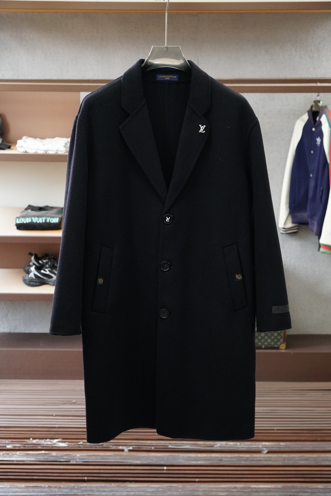 NO:644404,LV Louis Vuitton - 2025 autumn and winter new products, advanced customization, classic wool cashmere jacket and suit, you don't want to take it off when you put it on, high-end goods, high-quality imported customized materials, customized fabrics, more texture, high-end metallic button attachments, every detail is considered, the workmanship is really exquisite, the wiring is fine and well-proportioned, no excess threads, high-quality fashion, the best product for various occasions, whether it is business or leisure time!  It is definitely an eye-catching style that you cannot miss. It shows the fashionable charm ~ Sizes M-3XL,,,louis vuitton,louis vuitton,jackets & coats,business suit,alexander wang19860909LV 路易威登-2025秋冬新品 高级定制 经典之作爆羊毛羊绒外套西装 穿上就不想脱下来 高端好货 高品质进口定制材质 定制面料 更加有质感 高档金属质感纽扣附料 在细节上考虑的面面俱到 做工真的极其精湛 走线细密匀称 毫无多余线头 高品质时装 无论是商务还是休闲时候都能胜任各种场合的最佳强货！绝对是不容错过的吸睛款 尽显时尚魅力风尚~尺码M-3XL,,,louis vuitton,louis vuitton,jackets & coats,business suit,alexander wang,Men's clothing