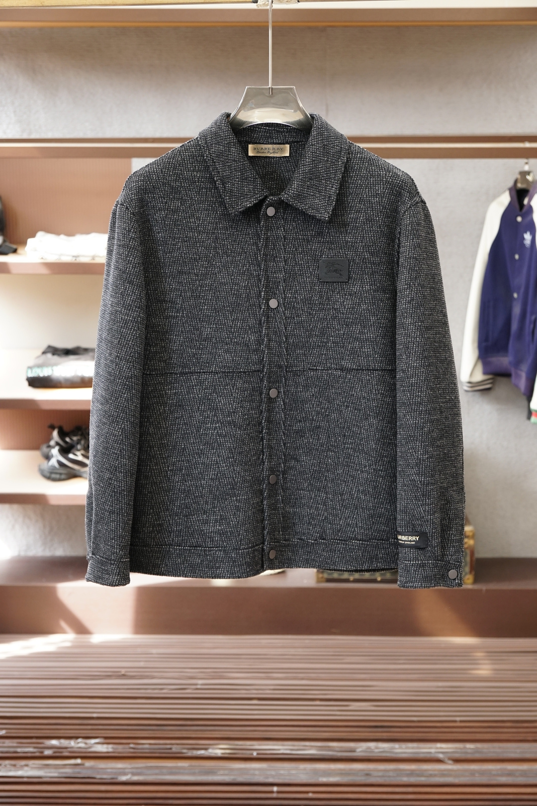 NO:644392,BBR-Burberry/2025 new autumn and winter products, advanced customization, classic wool cashmere jacket and suit, you don’t want to take it off when you put it on, high-end goods, high-quality imported customized materials, customized fabrics, more texture, high-end metal button attachments, every detail is considered, the workmanship is really exquisite, the wiring is fine and well-proportioned, no excess threads, high-quality fashion, the best product for various occasions, whether it is business or leisure time!  It is definitely an eye-catching style not to be missed. It shows the fashionable charm ~ Sizes S-2XL (model 173/120 pounds (S is one size larger)), burberry, jackets & coats, business suit, alexander wang19860909BBR-巴宝莉/2025秋冬新品 高级定制 经典之作爆羊毛羊绒外套西装 穿上就不想脱下来 高端好货 高品质进口定制材质 定制面料 更加有质感 高档金属质感纽扣附料 在细节上考虑的面面俱到 做工真的极其精湛 走线细密匀称 毫无多余线头 高品质时装 无论是商务还是休闲时候都能胜任各种场合的最佳强货！绝对是不容错过的吸睛款 尽显时尚魅力风尚~尺码S-2XL模特173/120斤S偏大一号）,,burberry,jackets & coats,business suit,alexander wang,Men's clothing