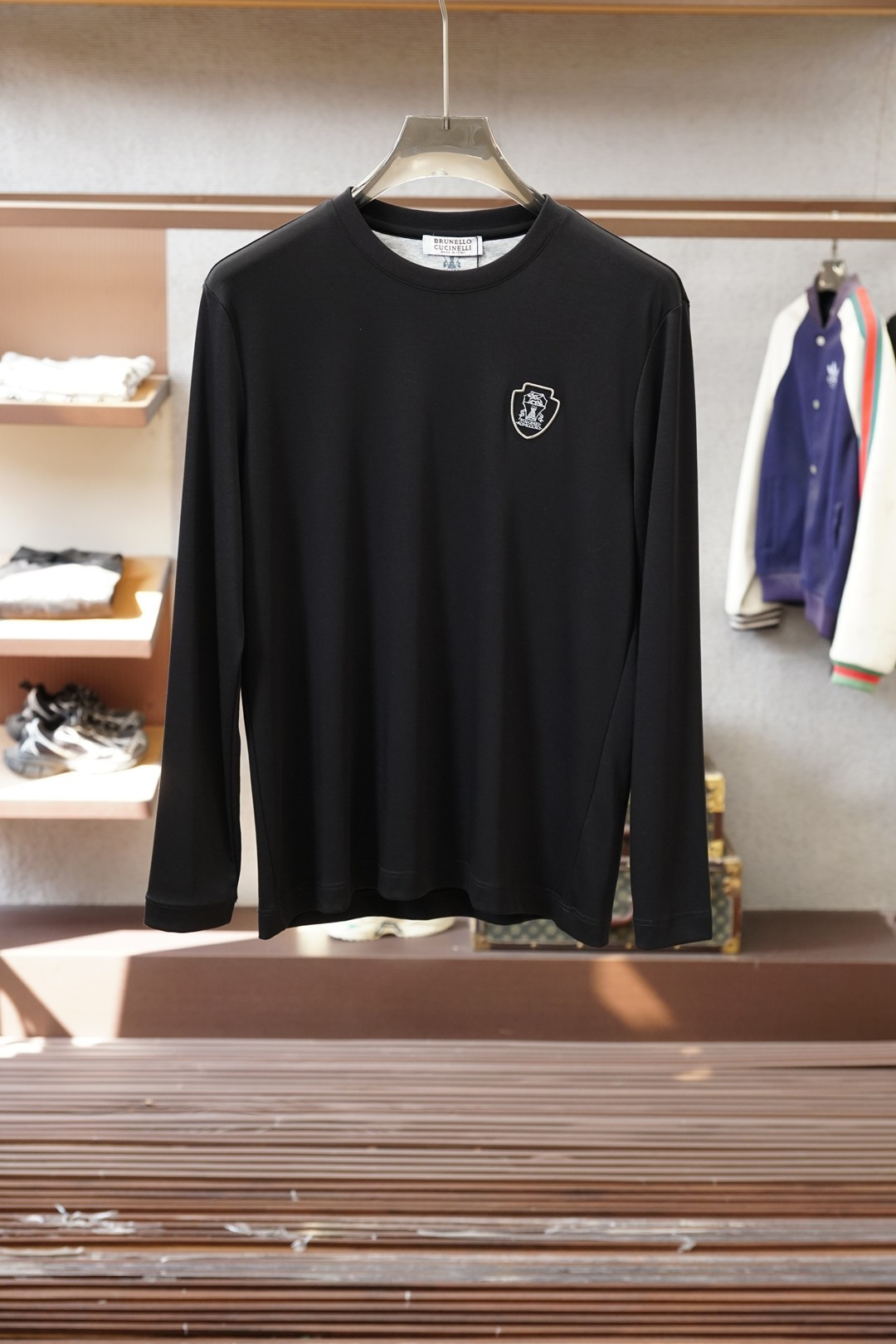 NO:682759,BC-  2025 autumn and winter new products, men's classic 'LOGO embroidered basic round neck long-sleeved T-shirt base shirt on the chest! Trading company channels are rare, and it is sold at the same time as GW. It is made of 26S double yarn pure cotton imported from customers. The fabric is thick and moderate, and the texture is  Soft and dense, crisp and smooth, it has good breathability and moisture absorption next to the skin, increasing the comfort level to 100%. The classic LOGO embroidery design on the chest of the body, echoes the offset logo on the left cuff, which is a symbol of quality. The tailoring is slim fit.  It is very delicate, shows aura, and highlights the sophistication of business men. This is unique. It has just the right fit and the upper body effect is very good. Size 48/M-56/3XL, tees, t-shirt,19860909BC- 2025秋冬新品,男士胸前经典'LOGO刺绣基础款圆领长袖T恤打底衫！贸易公司渠道稀出,同步GW发售,选用客供进口26S双纱纯棉材质制成,面料厚实适中,质地柔软绵密、挺括垂顺,贴肤具有良好的透气吸湿性,将舒适度提升到百分百,衣身胸前经典LOGO刺绣设计,,搭配左袖口处胶印徽标相呼应,品质的象征.版型剪裁属于修身款 非常精致,显气场,又会凸显商务男士的精致,这就是独到之处,恰到好处的修身,上身效果非常赞, 尺码48/M-56/3XL,,tees，t-shirt,,Men's clothing